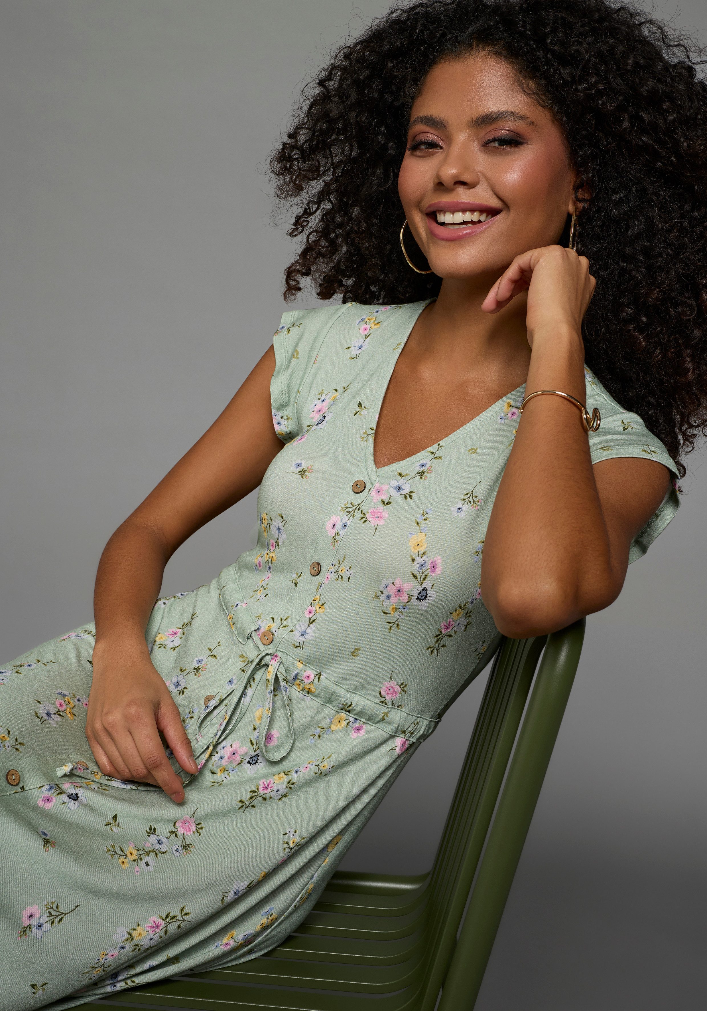 Laura Scott Sommerkleid mit femininen Blumen, aus Viskose und Elasthan, geblümte Optik