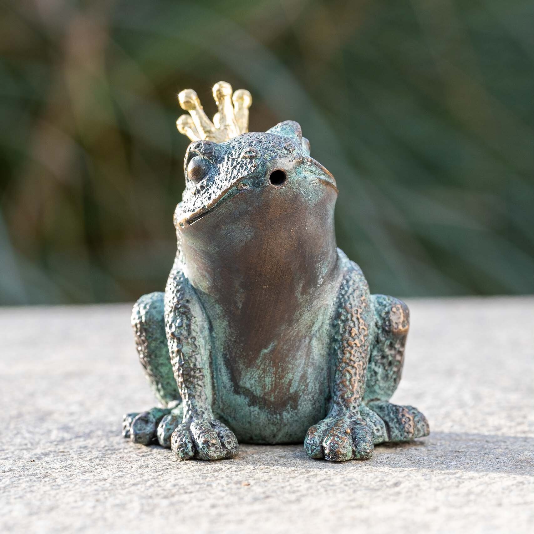 IDYL Gartenfigur IDYL Bronze-Skulptur Frosch wasserspeiend, Bronze – sehr robust – Langlebig – witterungsbeständig gegen Frost, Regen und UV-Strahlung. Die Modelle werden in Wachsausschmelzverfahren in Bronze gegossen und von Hand patiniert.