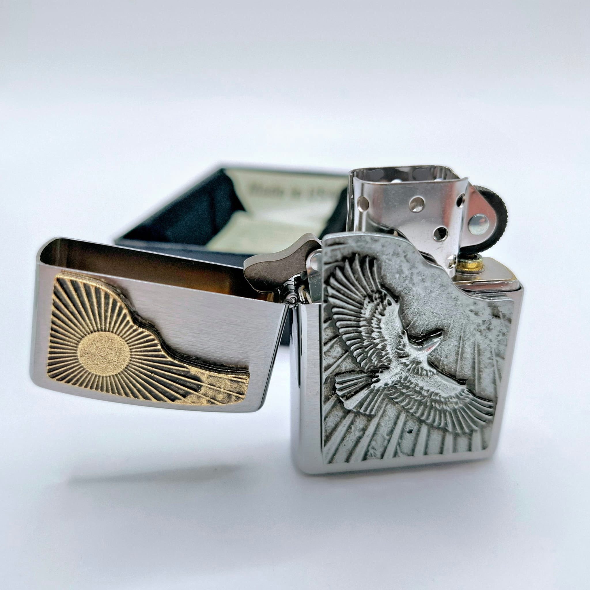 Zippo Feuerzeug chrom gebürstet Emblem Eagle Sun Fly, Adler und Sonne, Zippo das Original - made in USA -