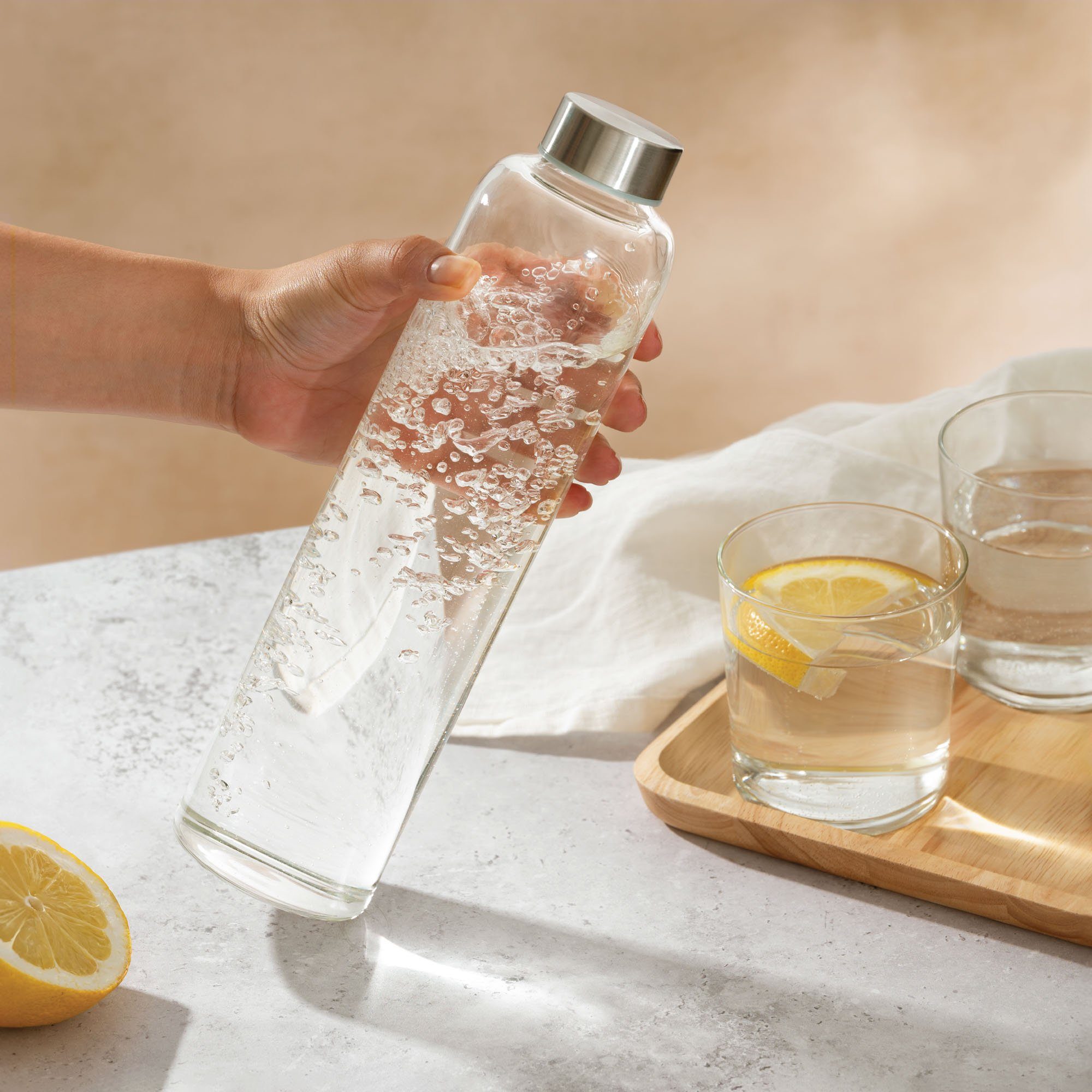 Cosumy Trinkflasche Trinkflasche aus Glas mit Filzbeutel 750ml - Spülmaschinenfest, Hellgrau - BPA-freie Wasserflasche - für Kohlensäure geeignet