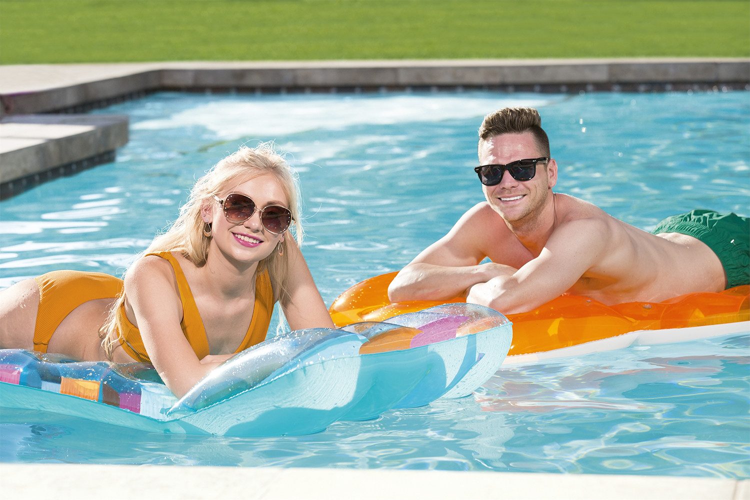 Bestway Luftmatratze Summer Colors™, (Packung, 1-St., 173 x 64 x 16 cm), Inkl. integriertes Kopfkissen