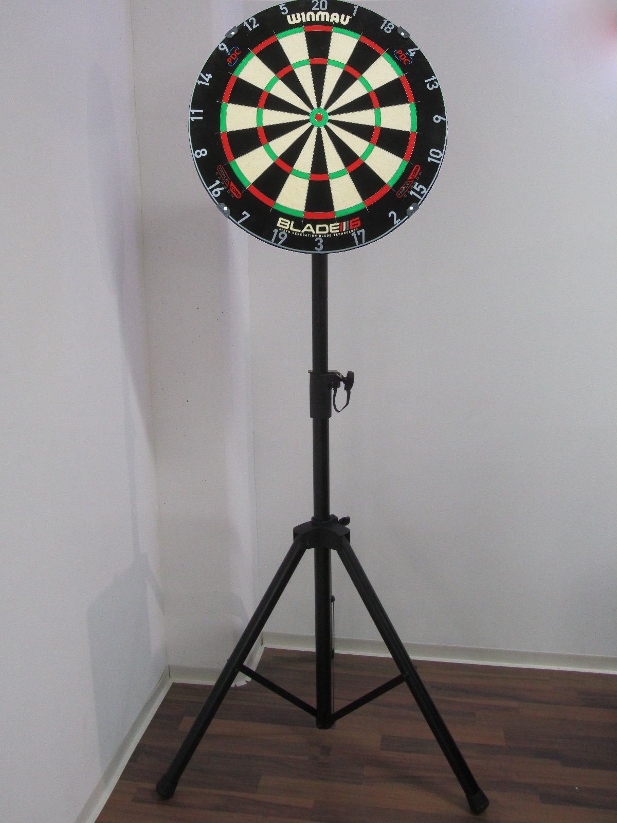 Dartscheibe Winmau Blade 6 Triple Core PDC + Dartständer Dartboard Board Ständer
