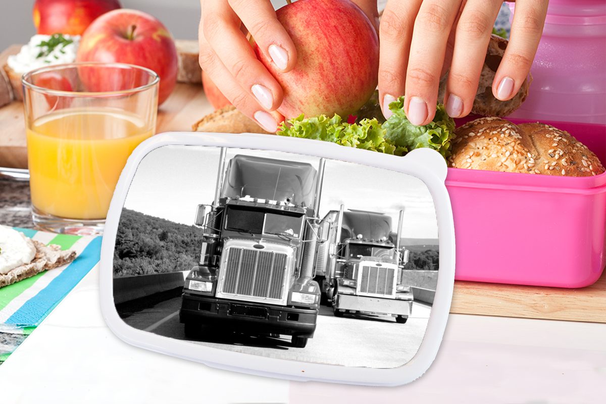 Kunststoff Lastwagen Erwachsene, schwarz Kinder, Brotbox Mädchen, auf der Brotdose rosa für - Autobahn MuchoWow Kunststoff, (2-tlg), Snackbox, Lunchbox und weiß,