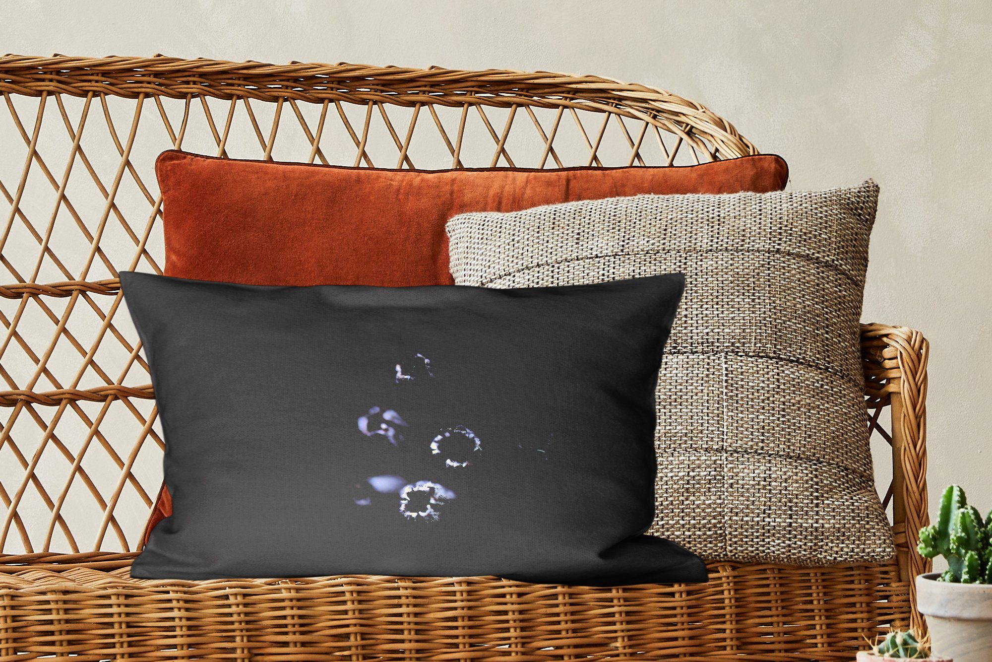 Füllung, vor Schlafzimmer lila schwarzem Hintergrund, mit Nahaufnahme Lavendel Zierkissen, MuchoWow Dekokissen von Dekokissen Dekoration, Wohzimmer