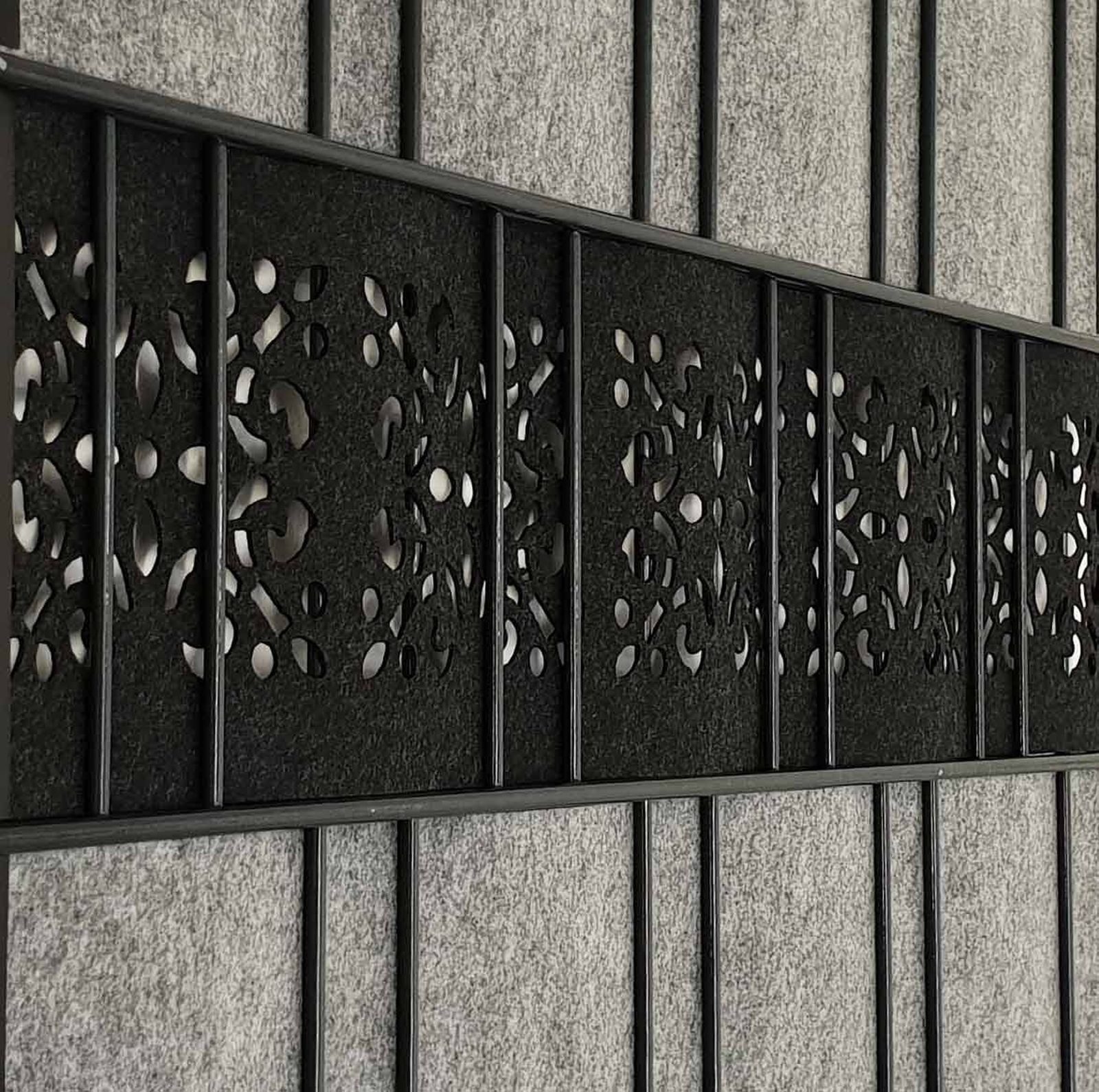 zaunzu Sichtschutzstreifen Design Vlies Ornament für Doppelstabmatten Schwarzgrau 2,6m, (1 x Laserstreifen, Dekorstreifen), 2 Jahre garantierte Farbechtheit