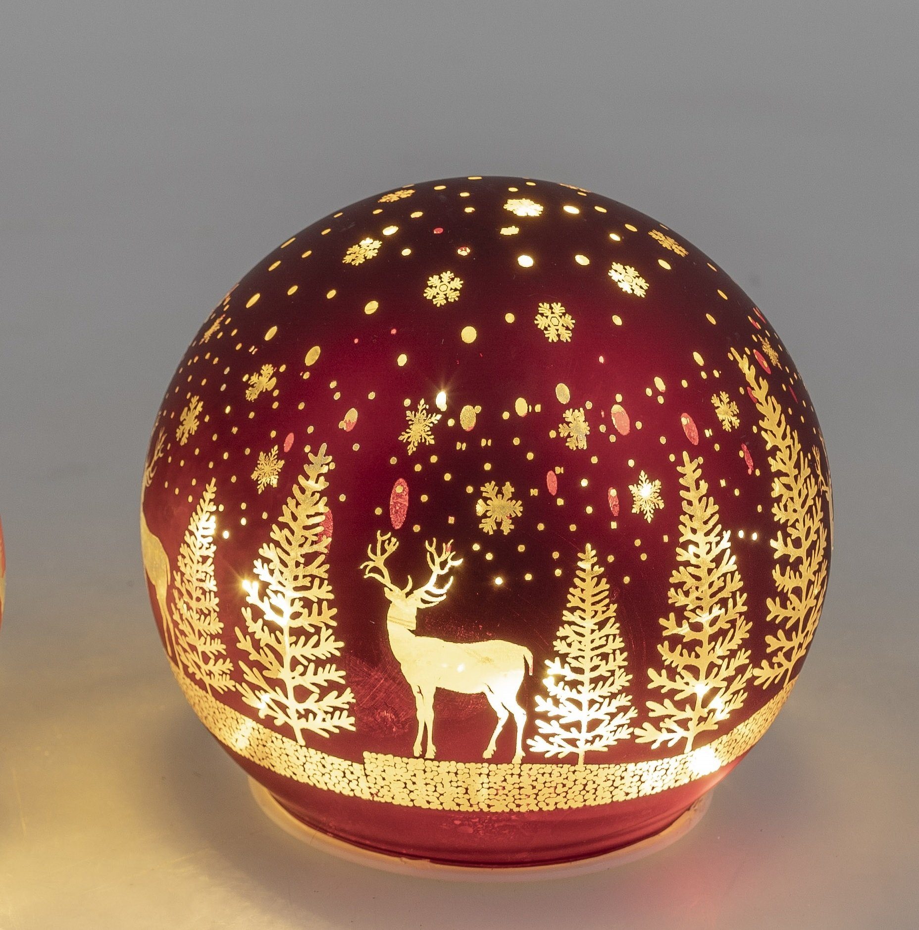 formano Weihnachtsbaumkugel Deko Kugel Licht rot mit Hirsch und Bäume LED-Licht mit Timer, 15 cm, Glas