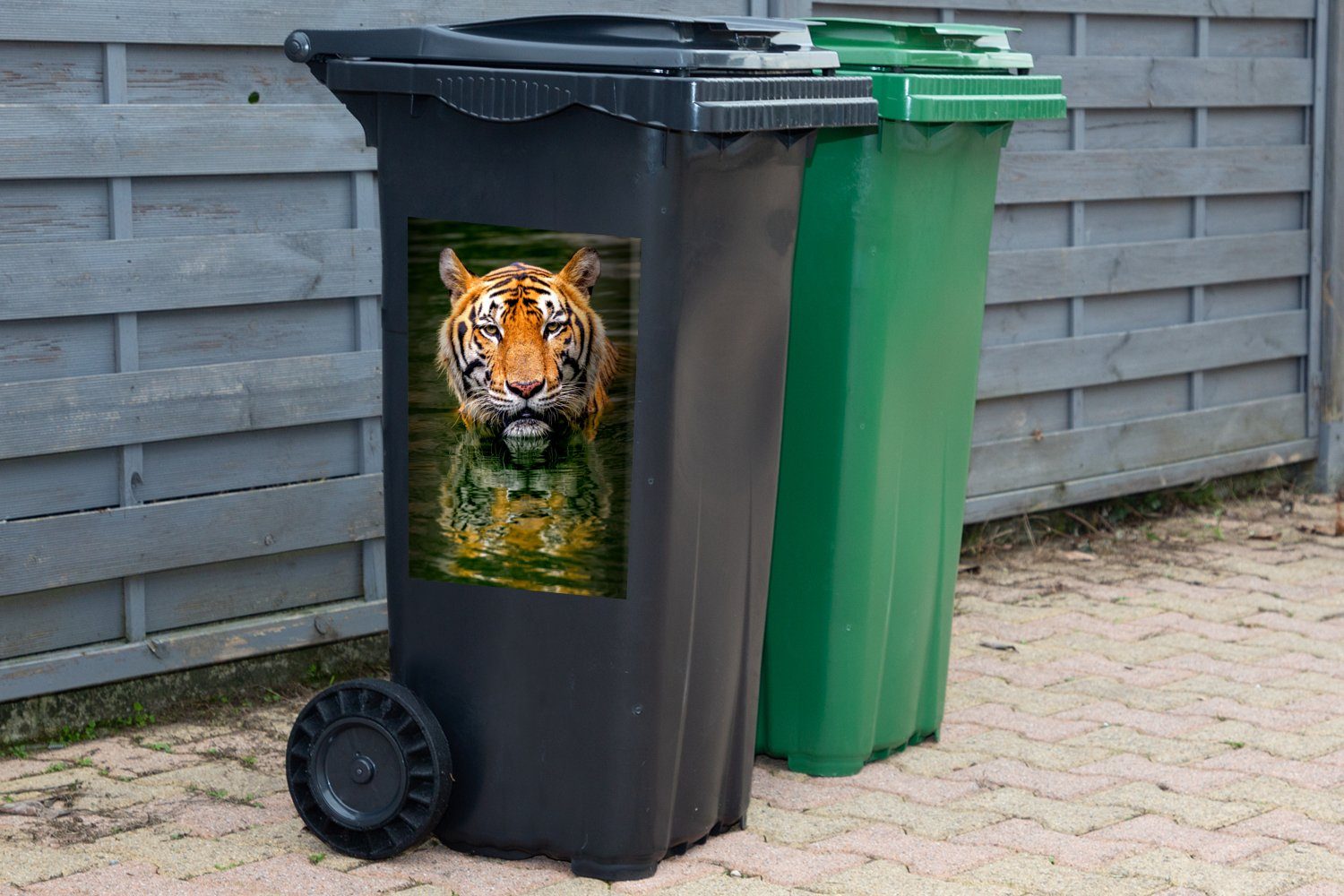 Mülltonne, MuchoWow Sticker, Mülleimer-aufkleber, Wandsticker im St), Container, Wasser (1 Tiger Abfalbehälter