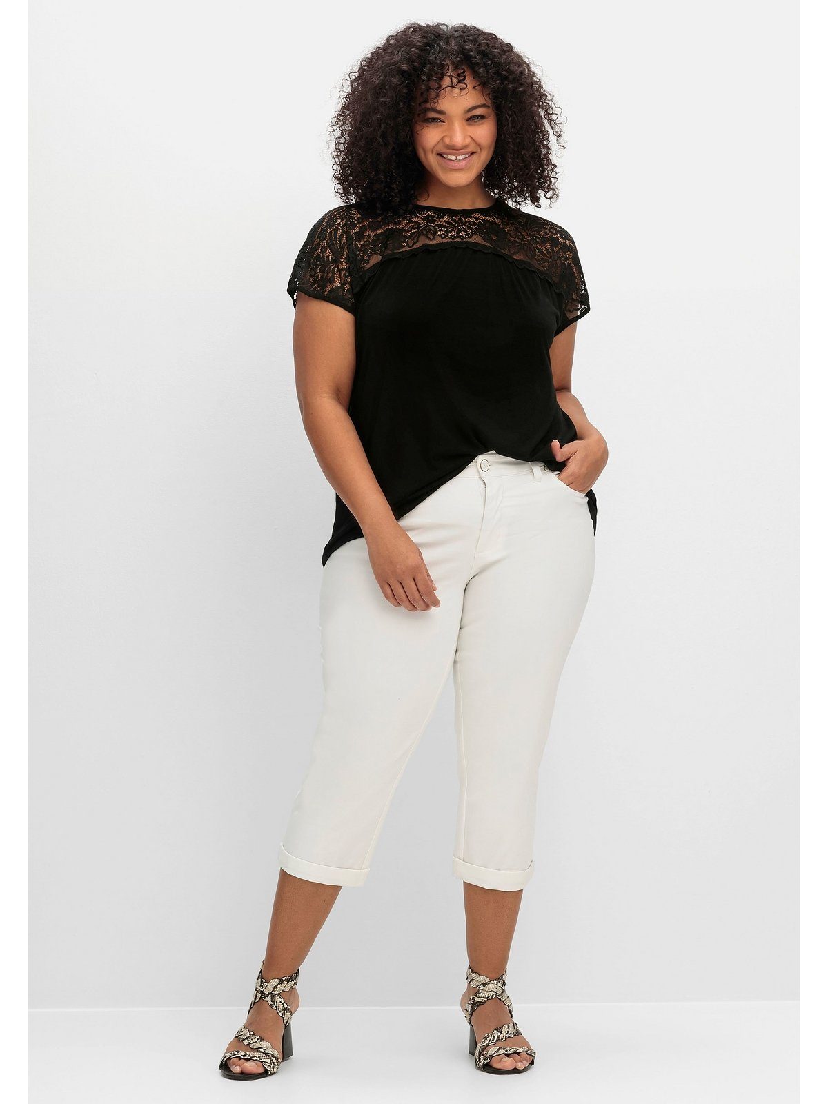 Sheego Spitzenshirt Große Größen mit Spitzenpasse an der Schulterpartie