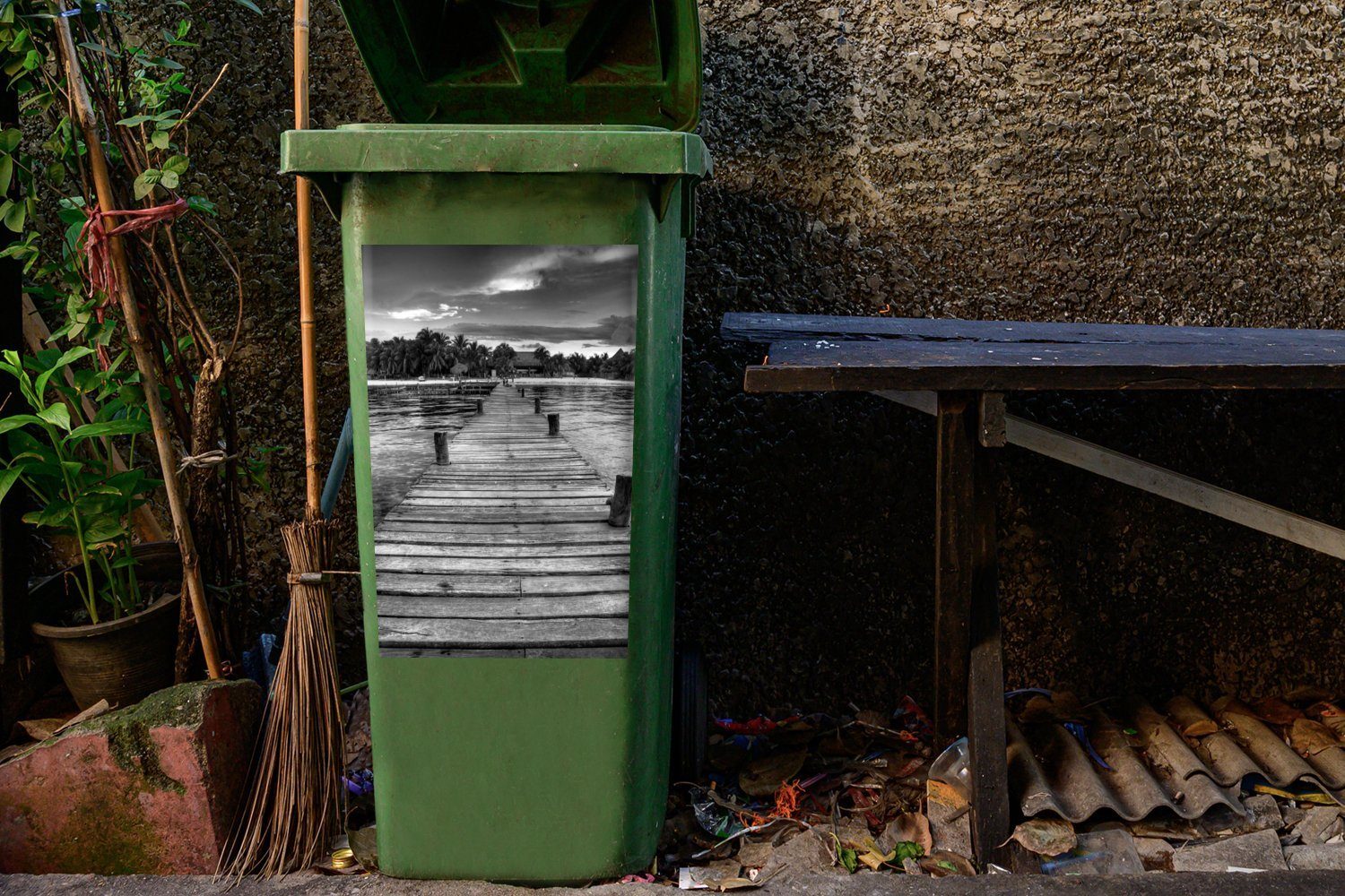 weiß St), Isla Container, den - Mülltonne, Sticker, (1 Schwarz Mujeres Wandsticker Blick Abfalbehälter MuchoWow Mülleimer-aufkleber, der und auf Pier