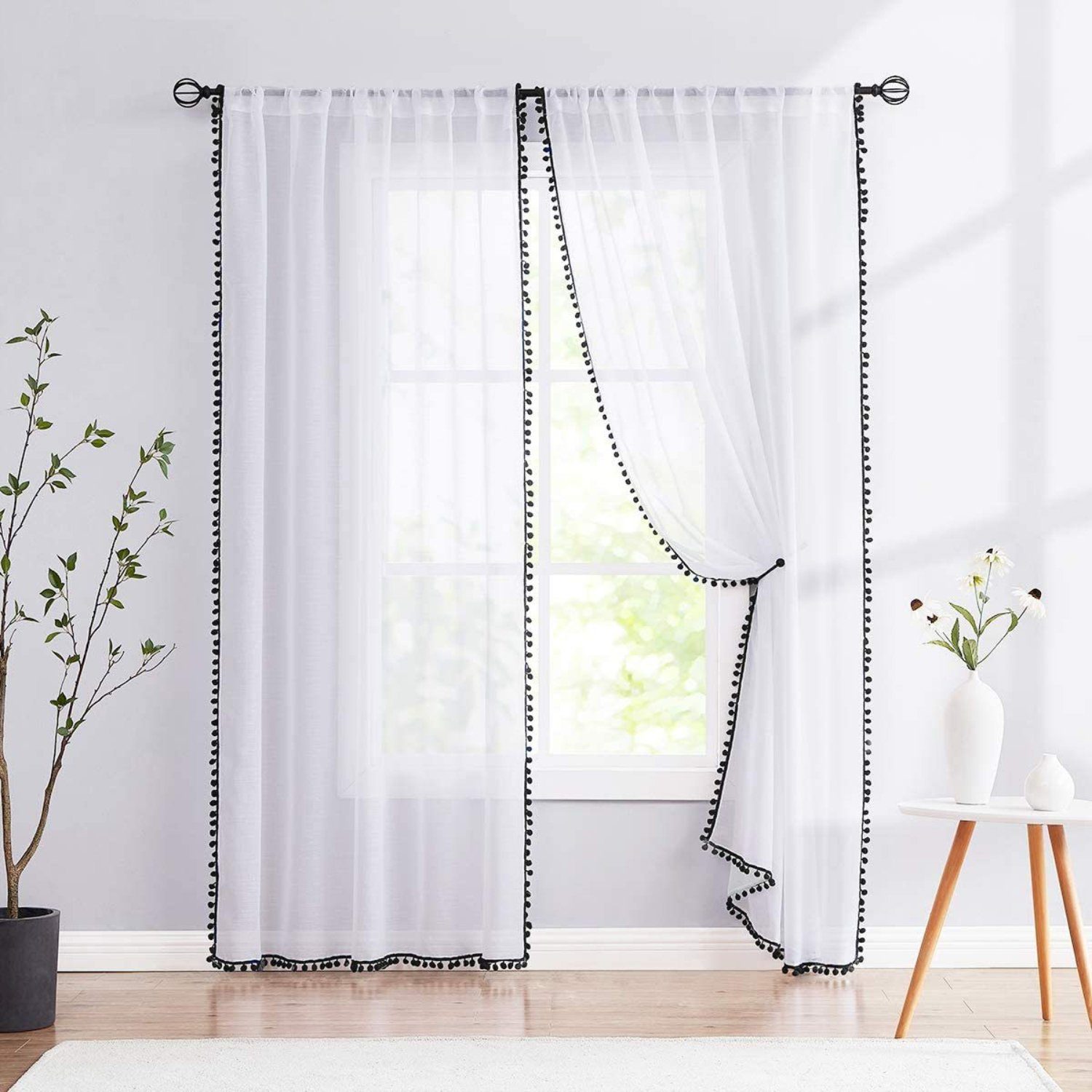 Gardine, HOMEIDEAS, Stangendurchzug (2 St), halbtransparent, Polyester, Transparente Voile-Vorhänge mit Bommelquasten Schwarzer Pompon