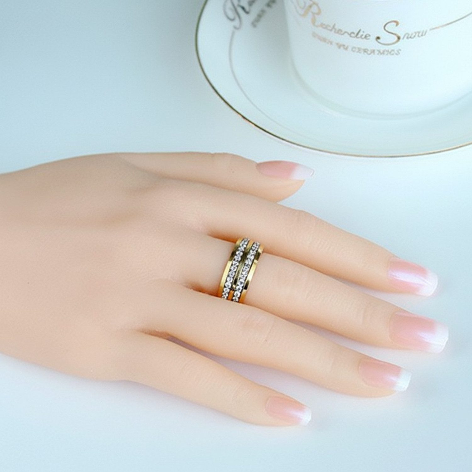 KARMA Fingerring Damenring Gold Kristalle ver. Größen Ring Edelstahl (1-tlg., Frauen Fingerring wasserfest hypoallergen Edelstahlring), modern Damenschmuck Dame – Bild 4 von 5
