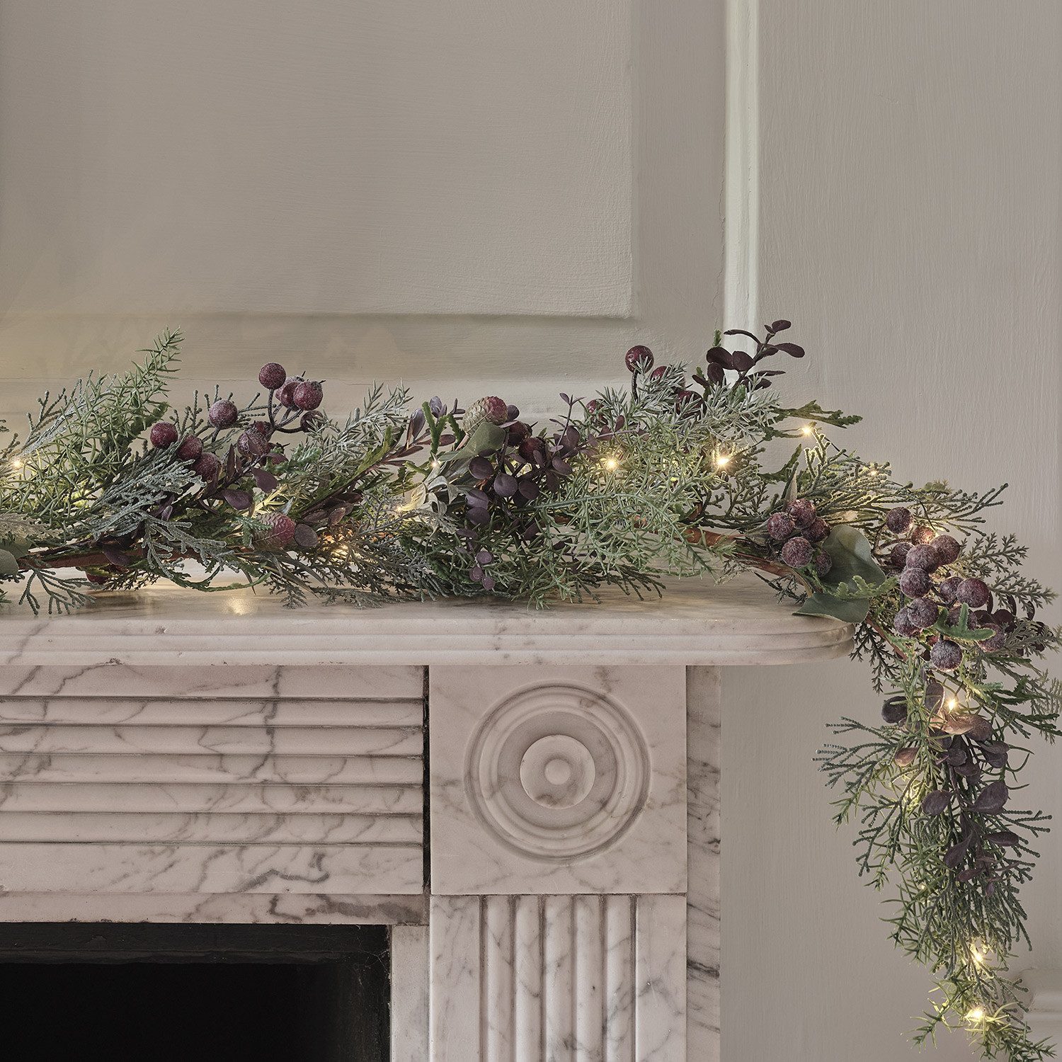 Lights4fun LED-Girlande 1,8m Herzgirlande mit lila Beeren beleuchtet