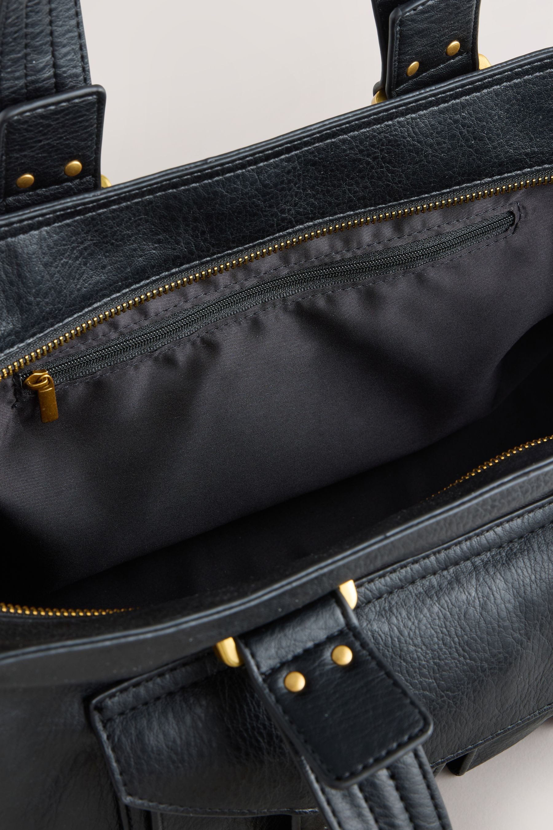Next Handtasche Tragetasche mit Schnalle und Anhänger (1-tlg)