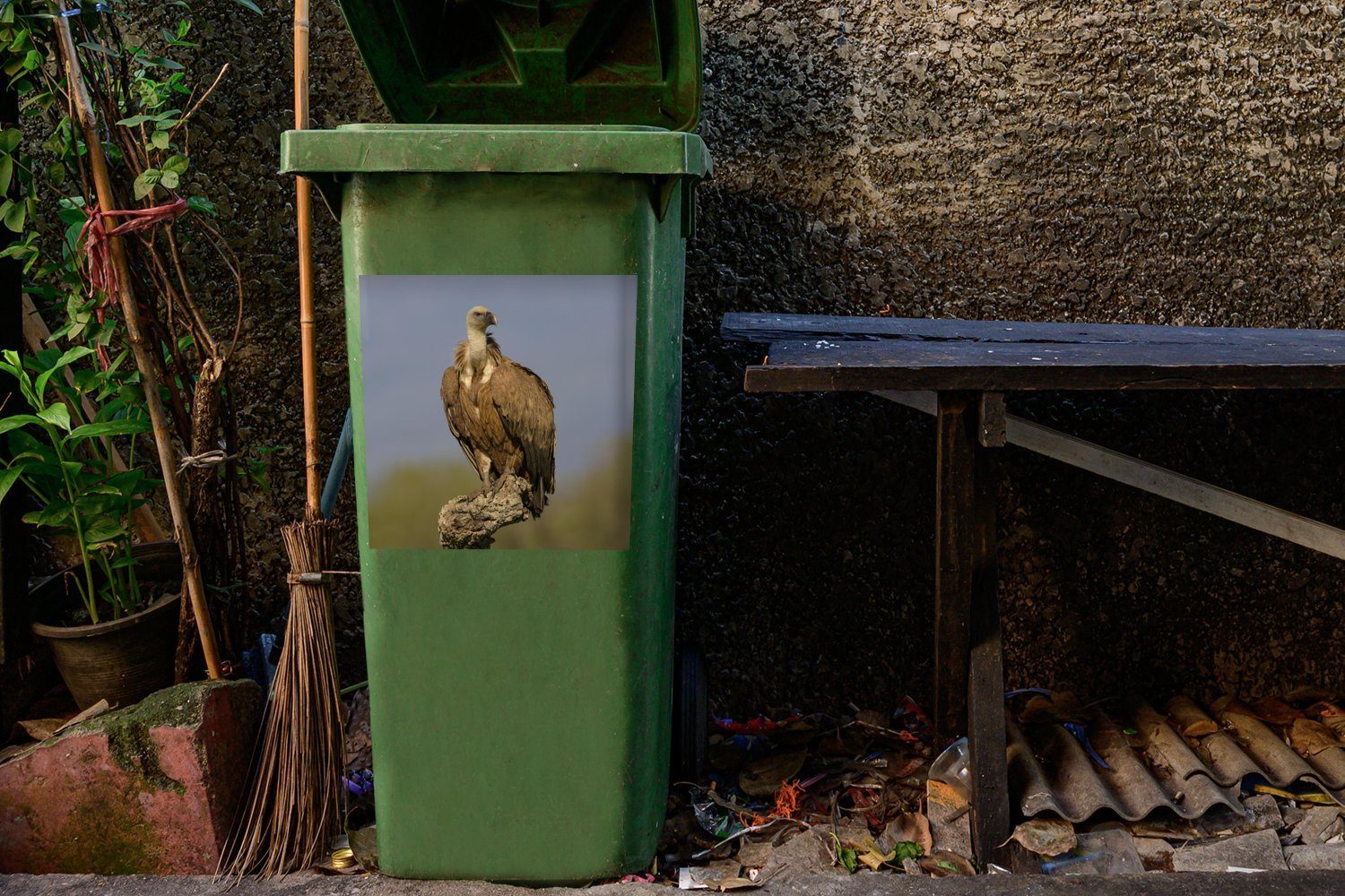 MuchoWow Wandsticker Junger Gänsegeier Container, (1 Mülleimer-aufkleber, Ast einer Sticker, Korkeiche St), Mülltonne, dem Abfalbehälter auf