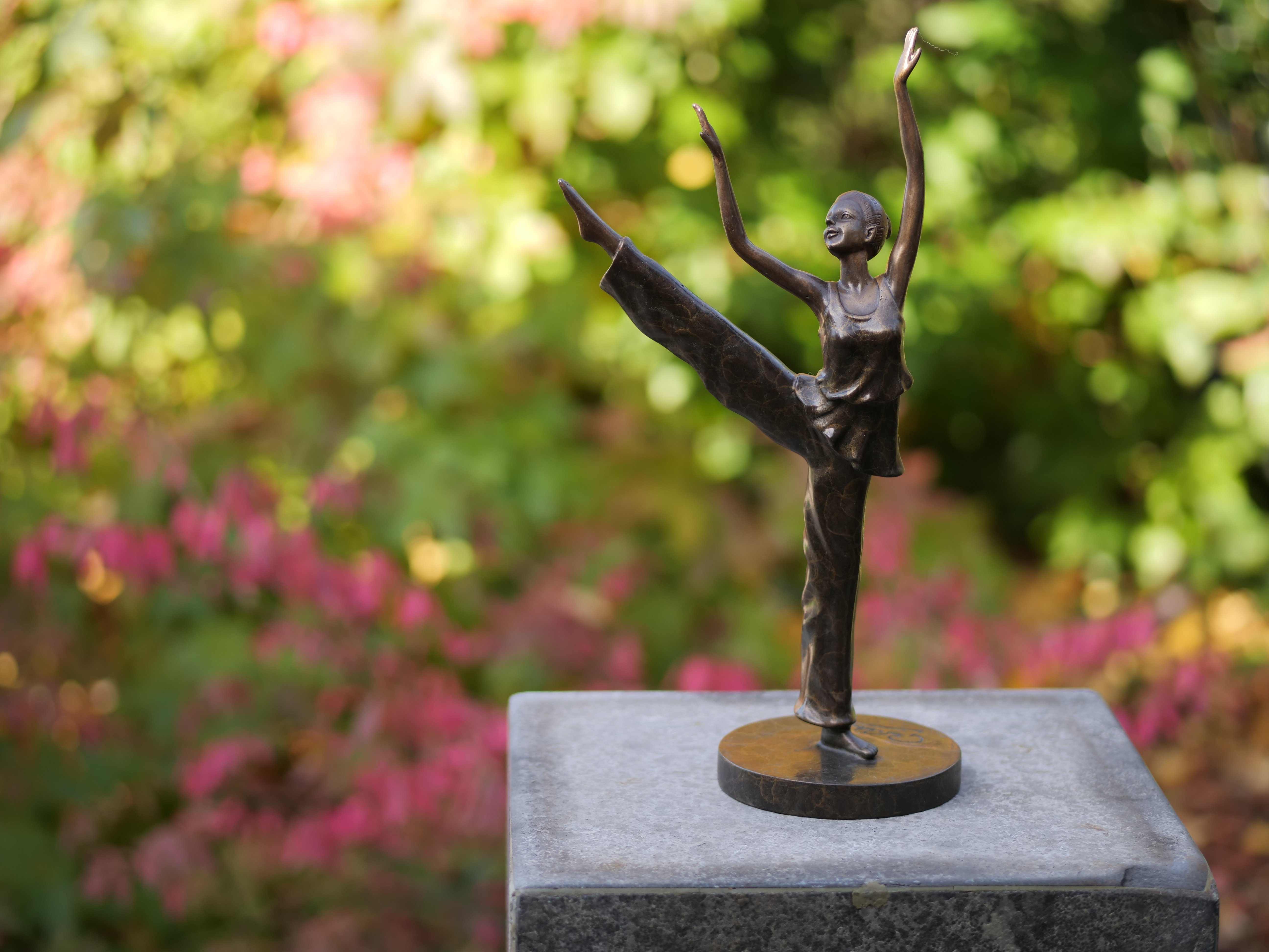 IDYL Dekofigur IDYL Bronze-Skulptur Ballerina, Bronze – sehr robust – Langlebig – witterungsbeständig gegen Frost, Regen und UV-Strahlung. Die Modelle werden in Wachsausschmelzverfahren in Bronze gegossen und von Hand patiniert.