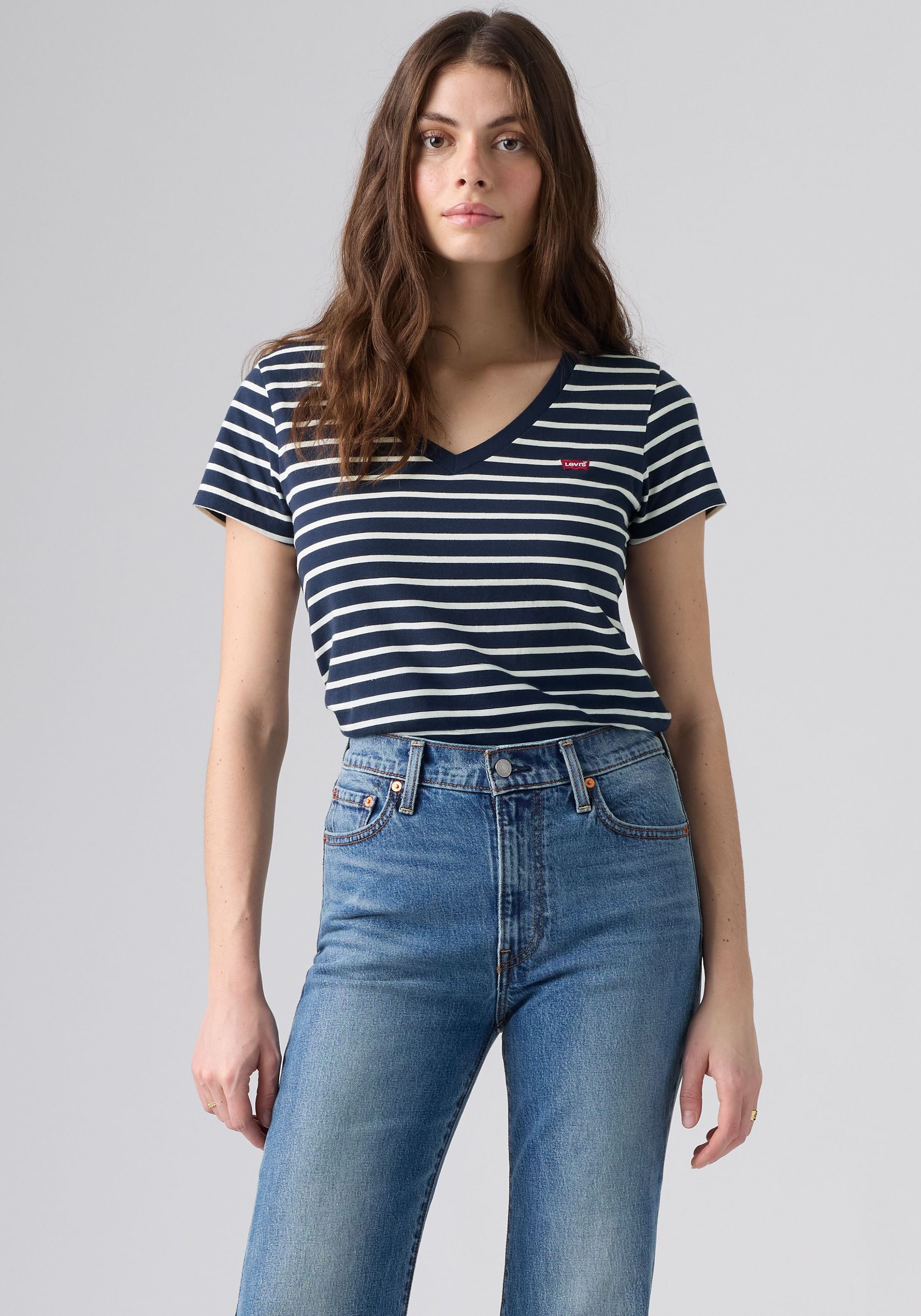 Levi's® V-Shirt PERFECT VNECK mit Mini-Batwing-Logostickerei