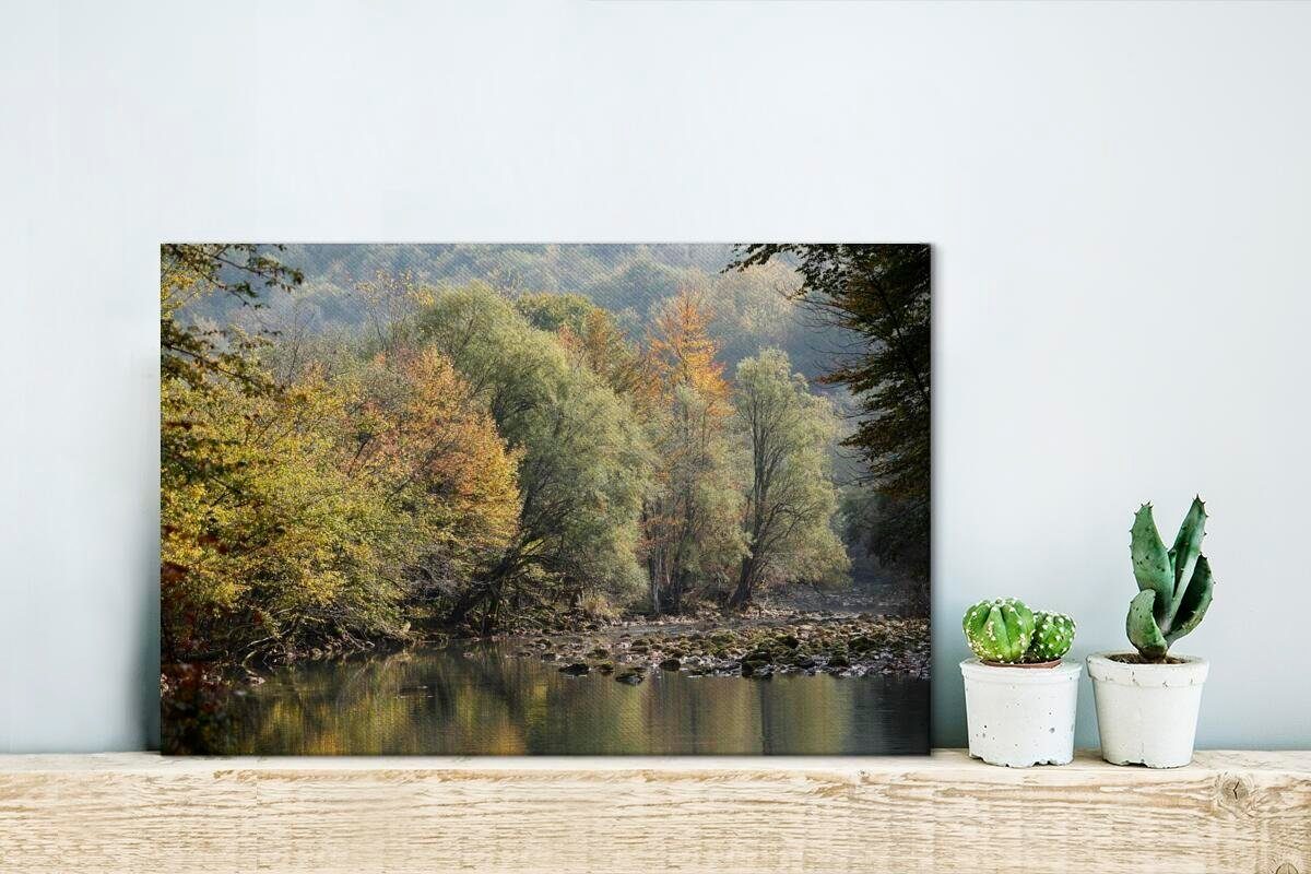 OneMillionCanvasses® Leinwandbild Spiegelung St), der (1 wunderschönen Wanddeko, 30x20 herbstlich Wandbild gefärbten im, Wälder Leinwandbilder, Aufhängefertig, cm