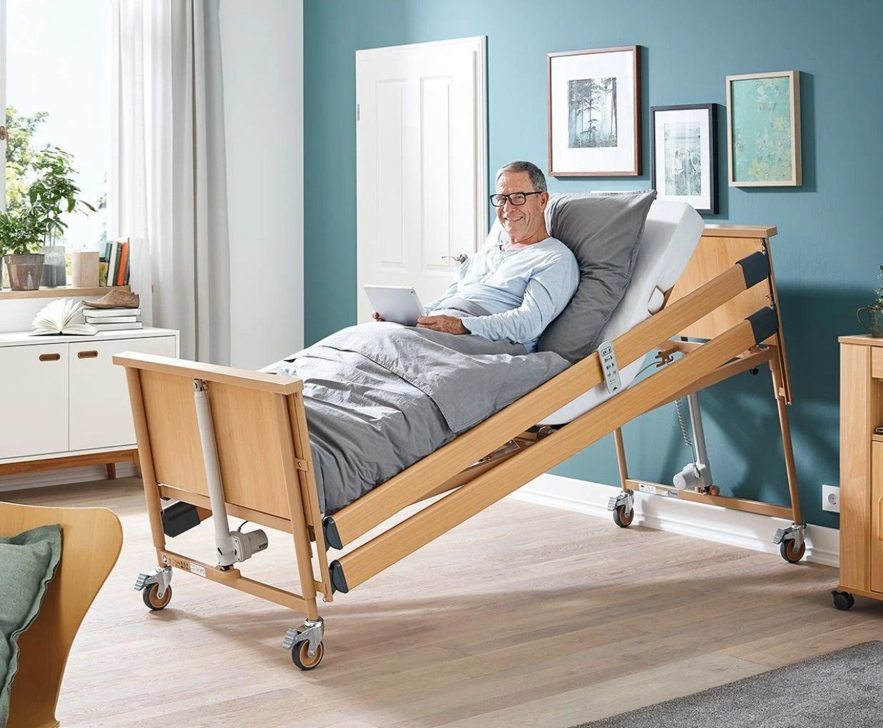 Burmeier Bett Pflegebett Dali Standard Seniorenbett (Aufrichter, Seitenschutz und Lattenrost inklusive, elektrisch verstellbar, Mit Fernbedienung, Komfort und m – Bild 4 von 5