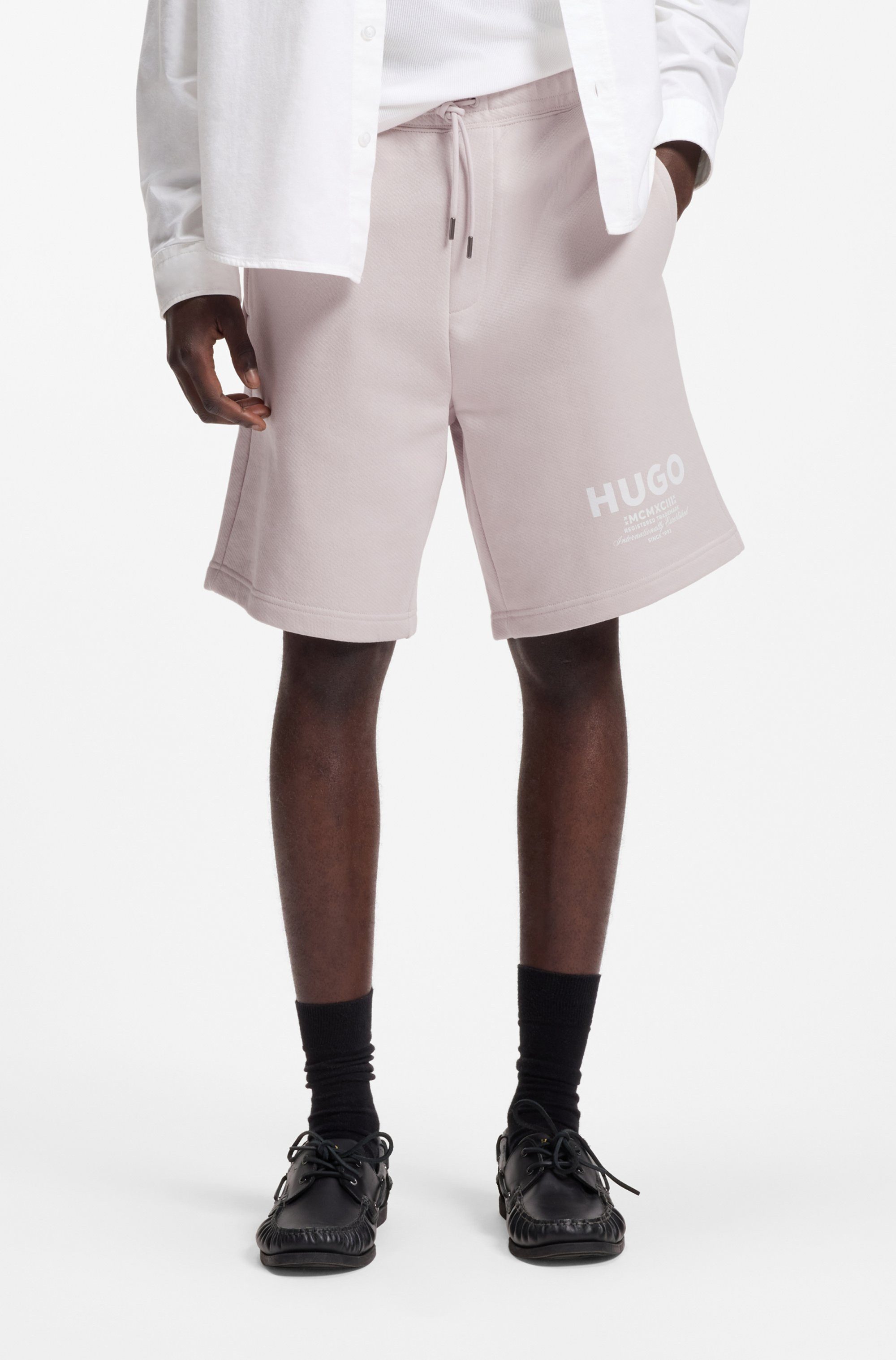 HUGO Sweatshorts Nomario mit großem Druck