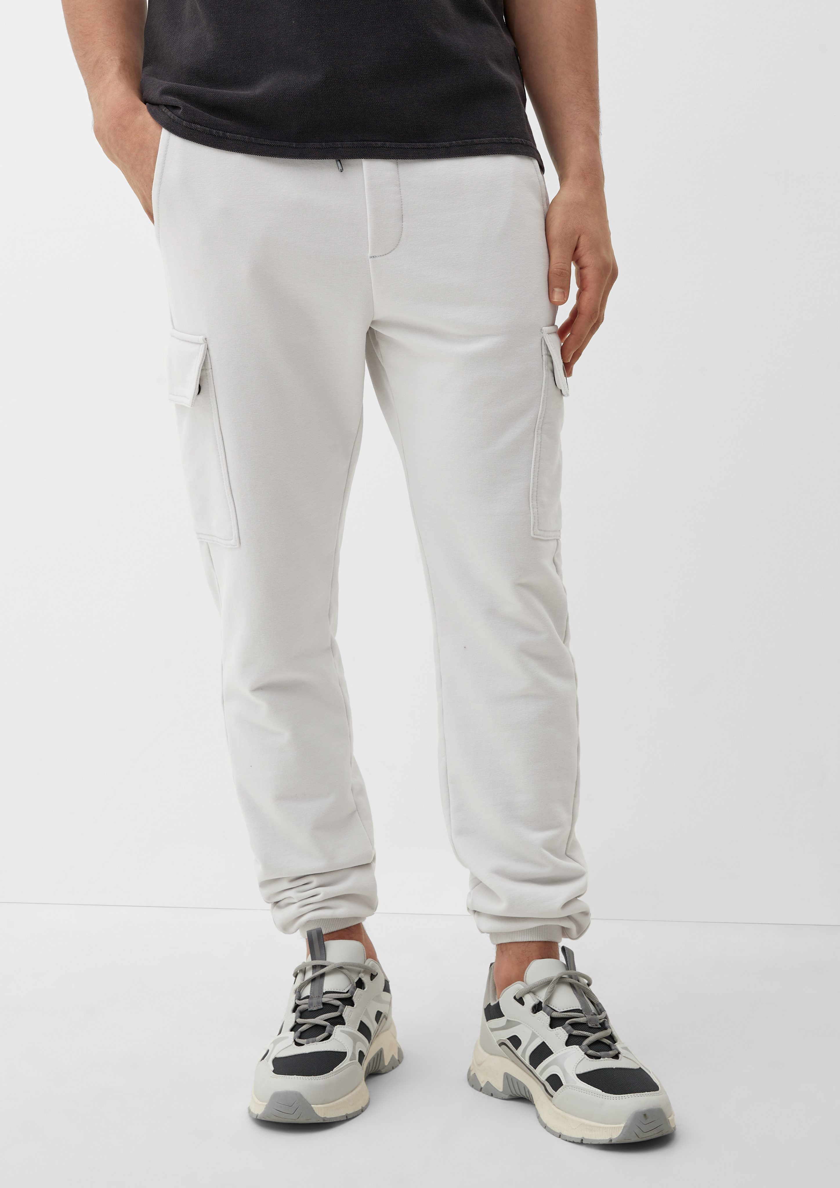 QS Stoffhose Slim: Sweatpants mit hellgrau Cargotasche Applikation