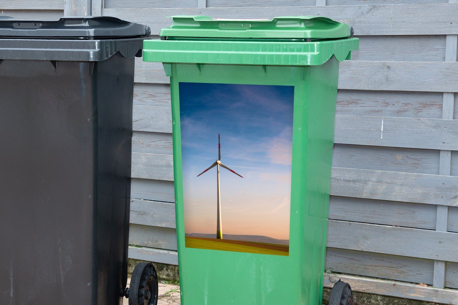 MuchoWow Wandsticker Eine einsame (1 Lande Mülleimer-aufkleber, St), Mülltonne, dem Windmühle auf Sticker, Abfalbehälter Container