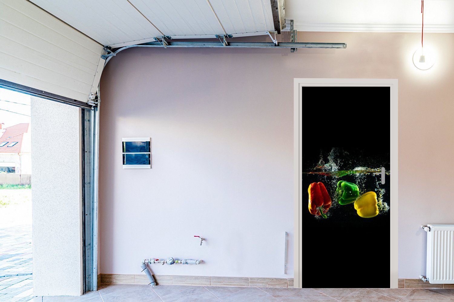 75x205 cm bedruckt, Tür, Türtapete - Gelb, für Rot Matt, (1 - - - - Wasser Gemüse - Schwarz Türaufkleber, Paprika St), Grün Fototapete MuchoWow
