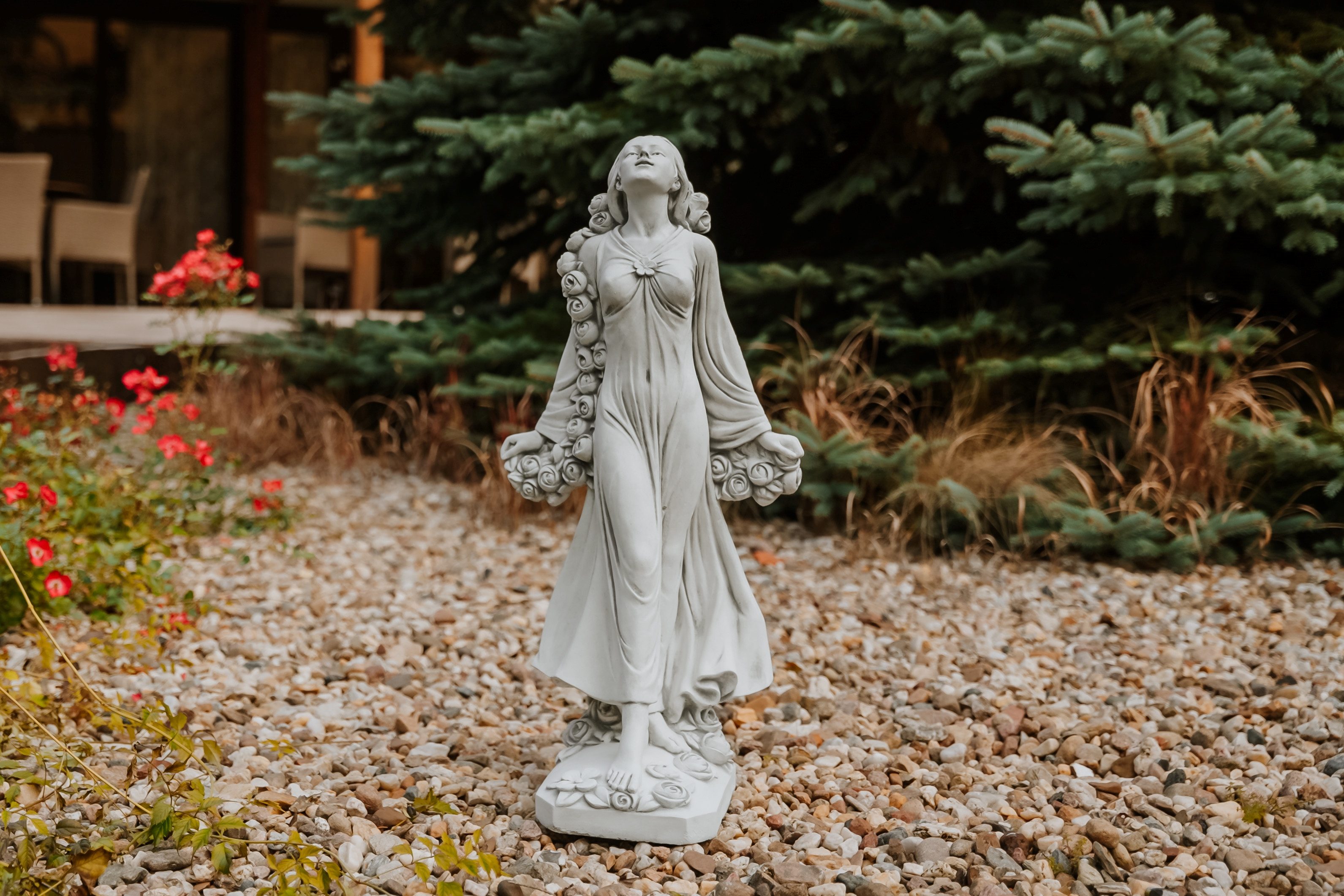 gartendekoparadies.de Gartenfigur Frau-Statue Flora, Römische Göttin mit Rosenranken, 78 cm, 34 kg, Frostsicher