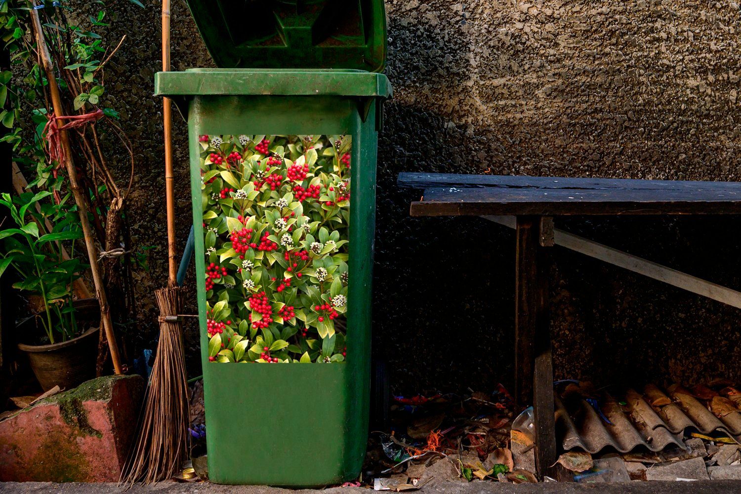 MuchoWow Wandsticker St), Mülltonne, Rote Sticker, (1 Beeren Mülleimer-aufkleber, Container, der Abfalbehälter Skimmia-Blüten