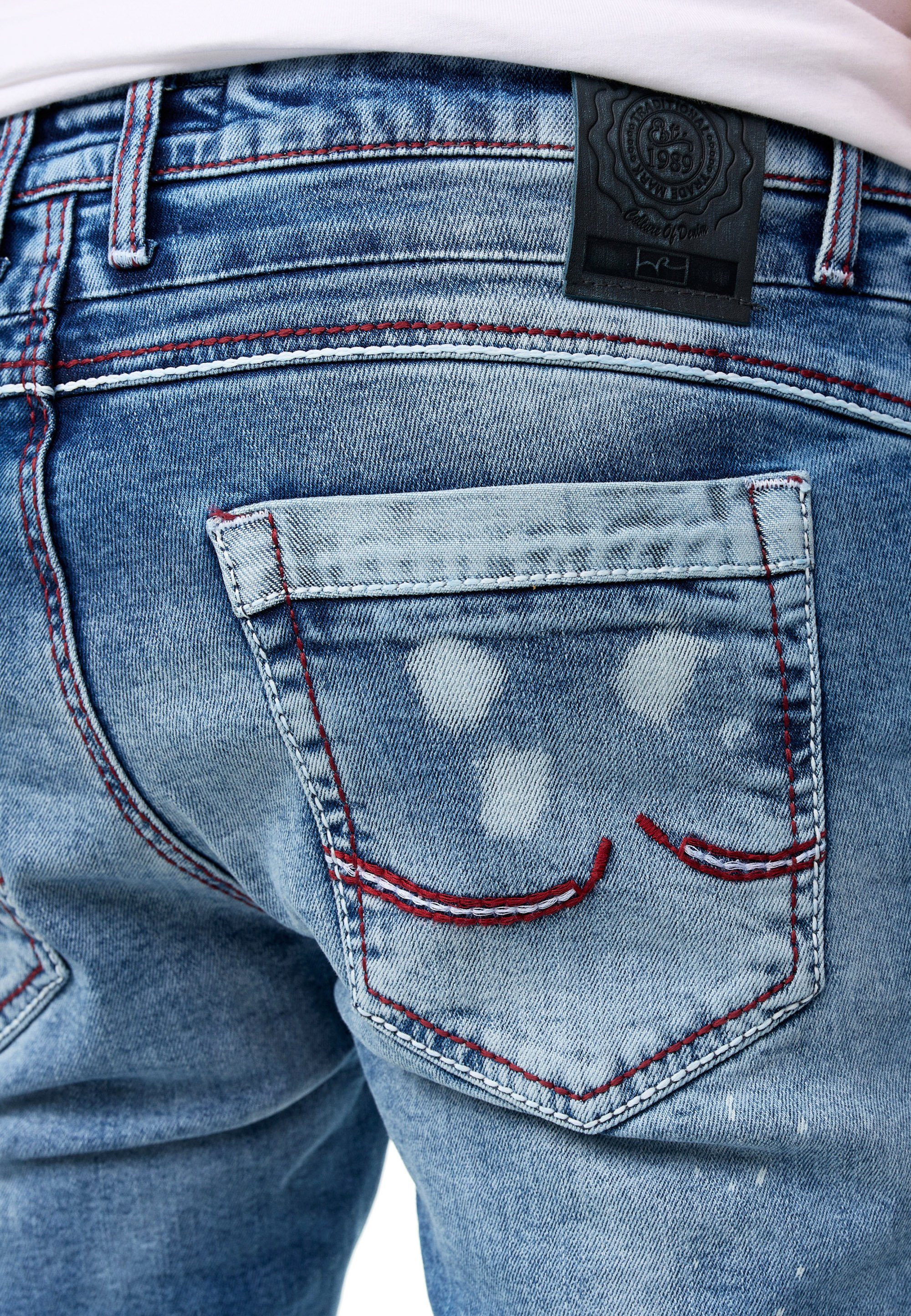 Zierelementen Neal URUMA mit trendigen Straight-Jeans blau-denim Rusty