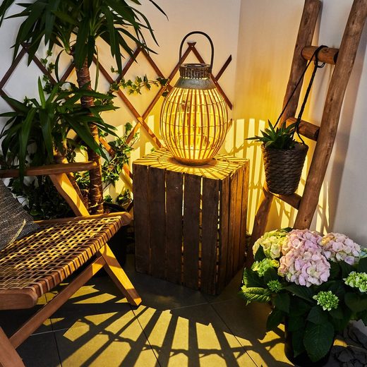 Schöne Dekoration, die rustikale Bambus Metall Laterne leuchtet draußen