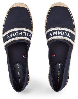 Tommy Hilfiger MONO WEBBING FLAT ESPADRILLE Espadrille Sommerschuh, Strandschuh, Slipper hat eine schmale Form