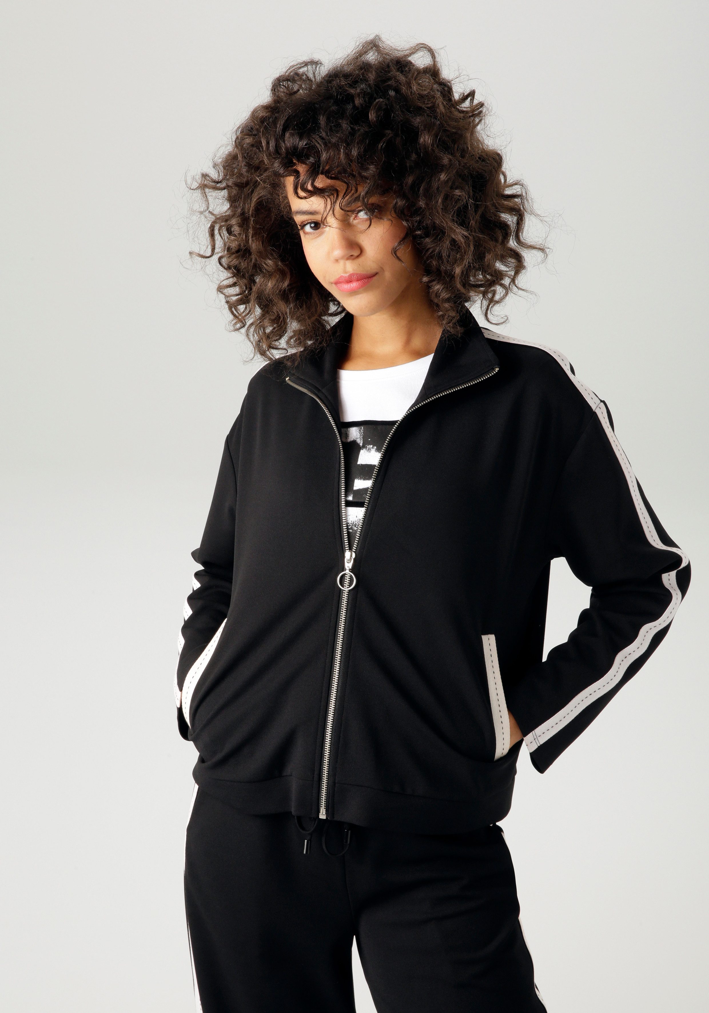 Aniston CASUAL Kurzjacke mit Tapes an den Eingrifftaschen und langen Ärmeln günstig online kaufen
