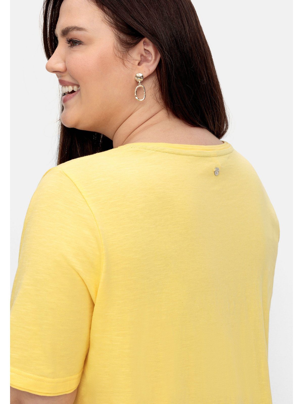 gerundetem aus mit Sheego Flammgarn, T-Shirt Saum Große Größen gelb