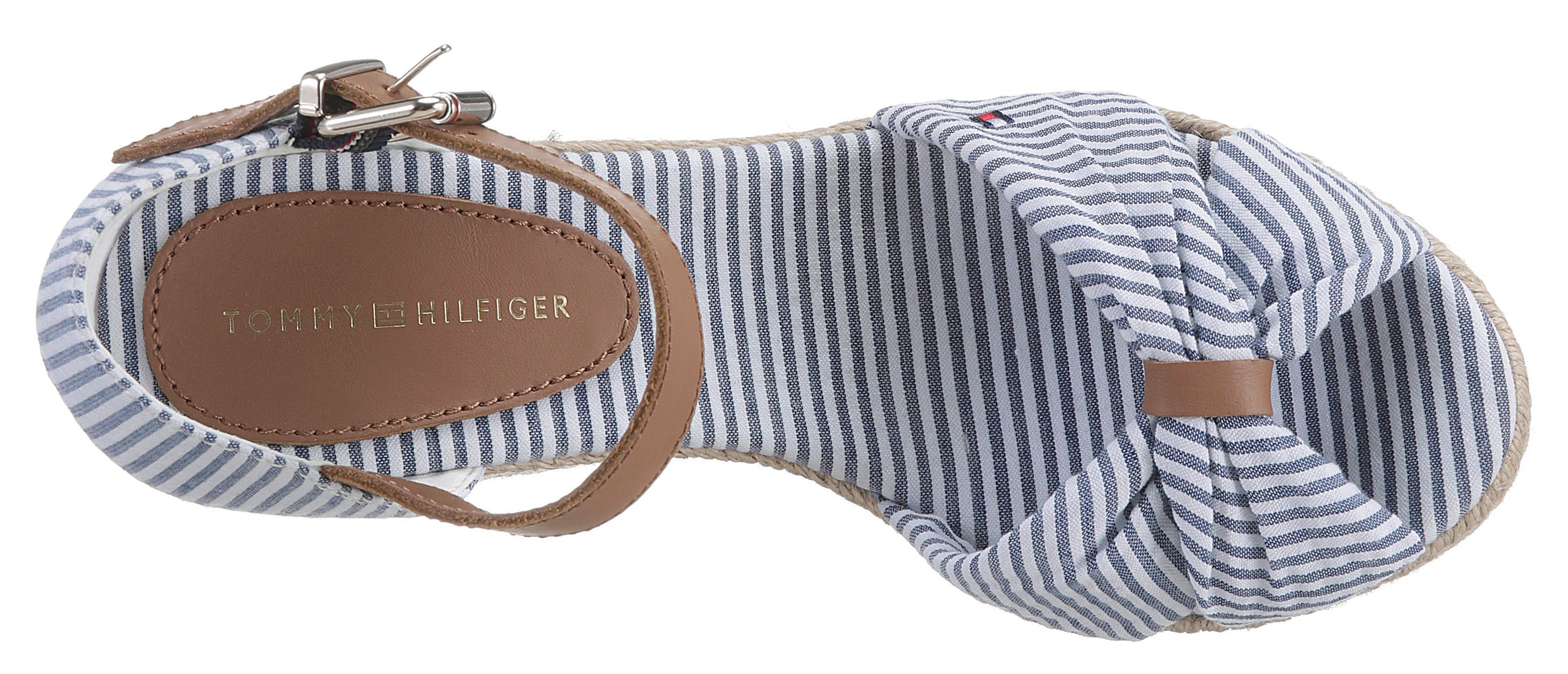 Tommy HIGH SEERSUCKER verstellbarer BASIC mit Schnalle Hilfiger hellblau-weiß WEDGE Keilsandalette