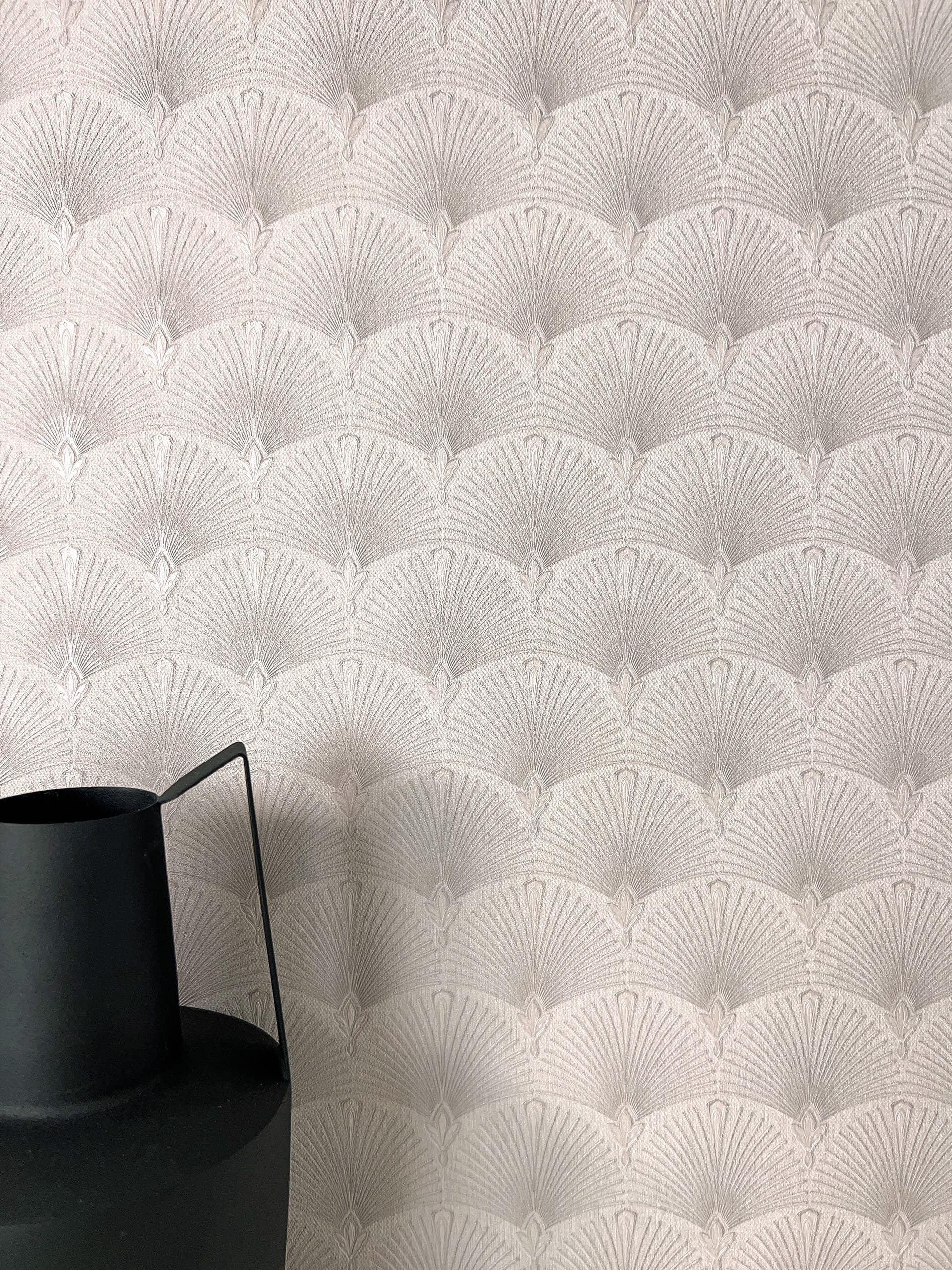 Newroom Vliestapete Elwin Taupe Tapete Mustertapete Fächer,Ornamente,Glänzend, Taupe Tapete Modern Fächer - Mustertapete Retro Grau Silber Vintage Glamour Ornamente Glänzend für Schlafzimmer Wohnzimmer Küche, Retro