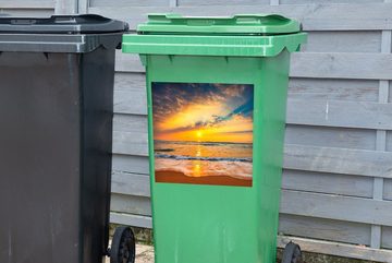 MuchoWow Wandsticker Sonnenuntergang - Strand - Meer - Wolken - Orange (1 St), Mülleimer-aufkleber, Mülltonne, Sticker, Container, Abfalbehälter
