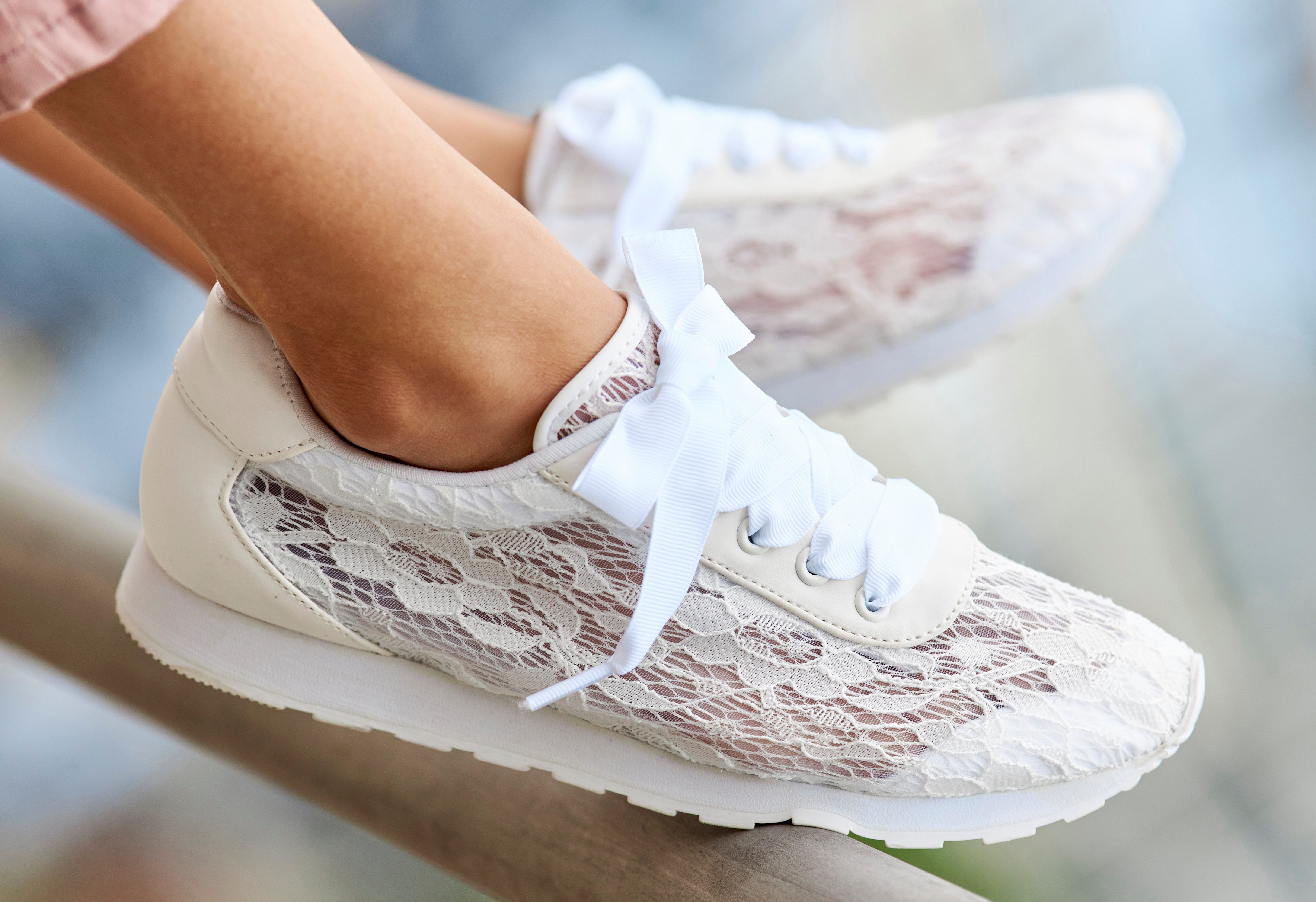 LASCANA Freizeitschuh, Schnürschuh, Sneaker mit modischer Spitze VEGAN günstig online kaufen