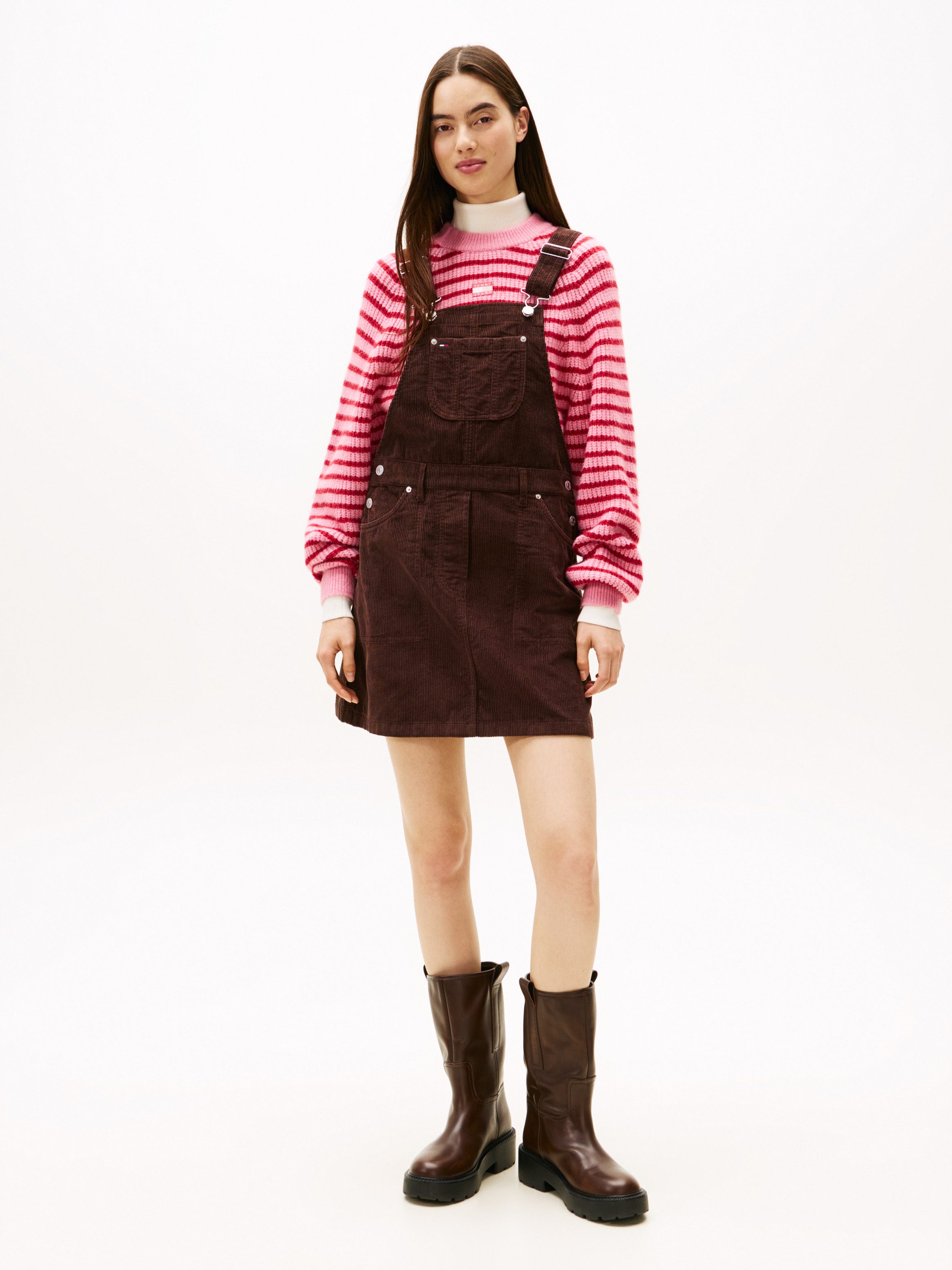 Tommy Jeans Latzkleid TJW SCRIPT CORD DUNGAREES DRESS aus angenehmer Cord Qualität