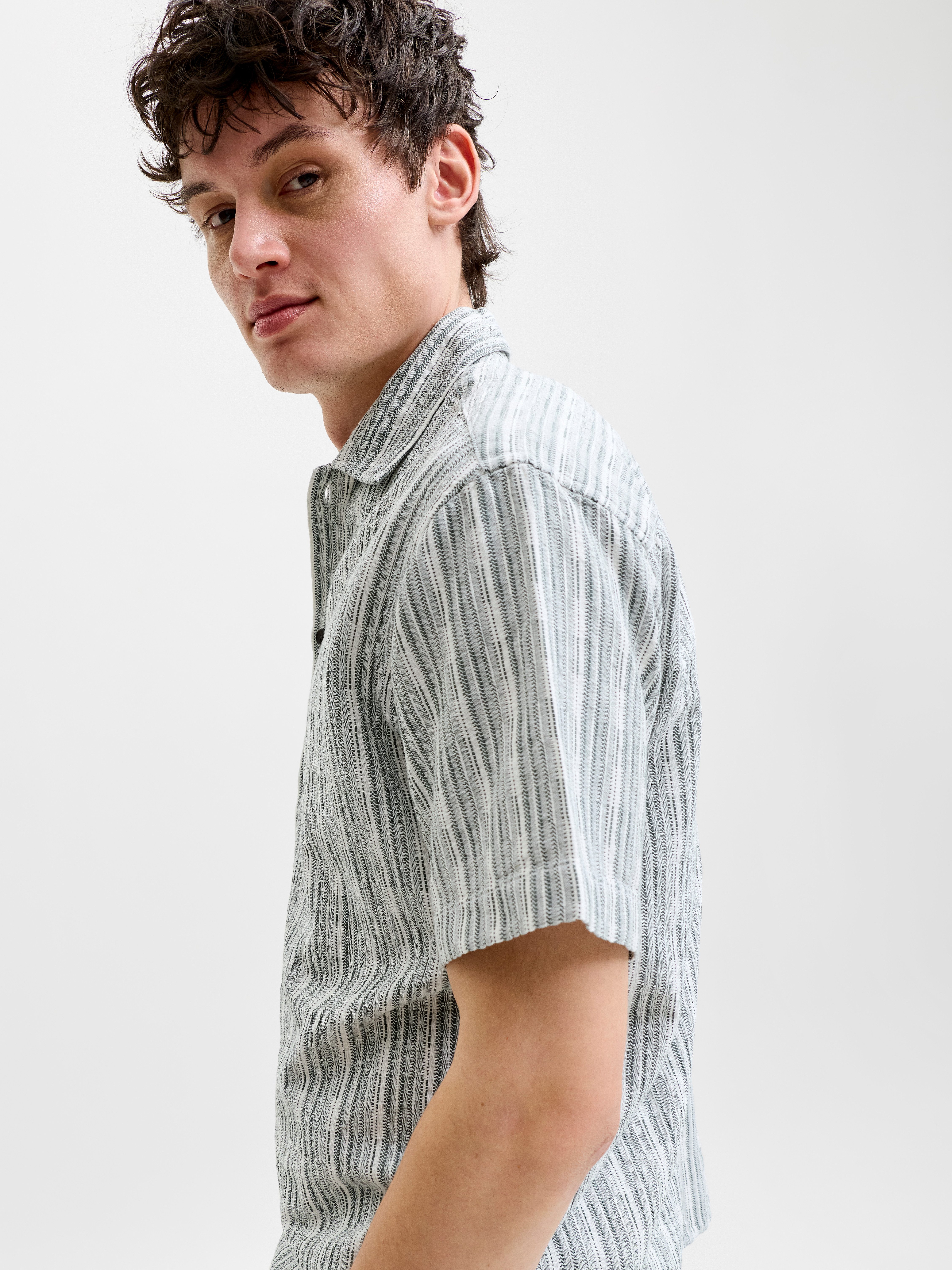 Jack & Jones Kurzarmhemd JPRBLUTIAGO STRUCTURE SS RESORT SHIRT SN Baumwolle, locker geschnitten