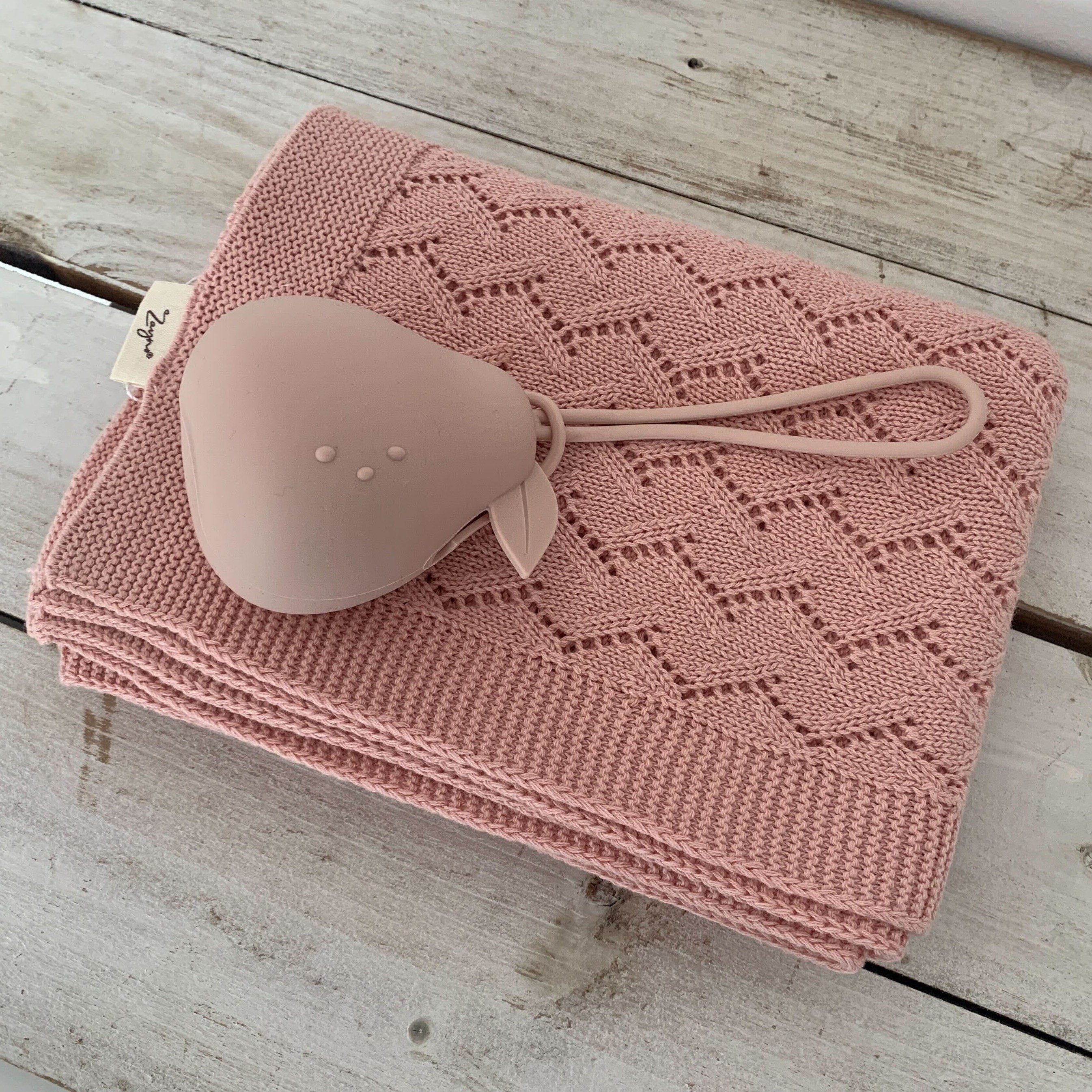 Zayno Schnullerbefestigung Schnullerhalter "Pera" aus Silikon in Rosa, (Packung, 1-tlg., Hält bis zu drei Schnuller stets griffbereit), Ansprechenden Farbe und Design