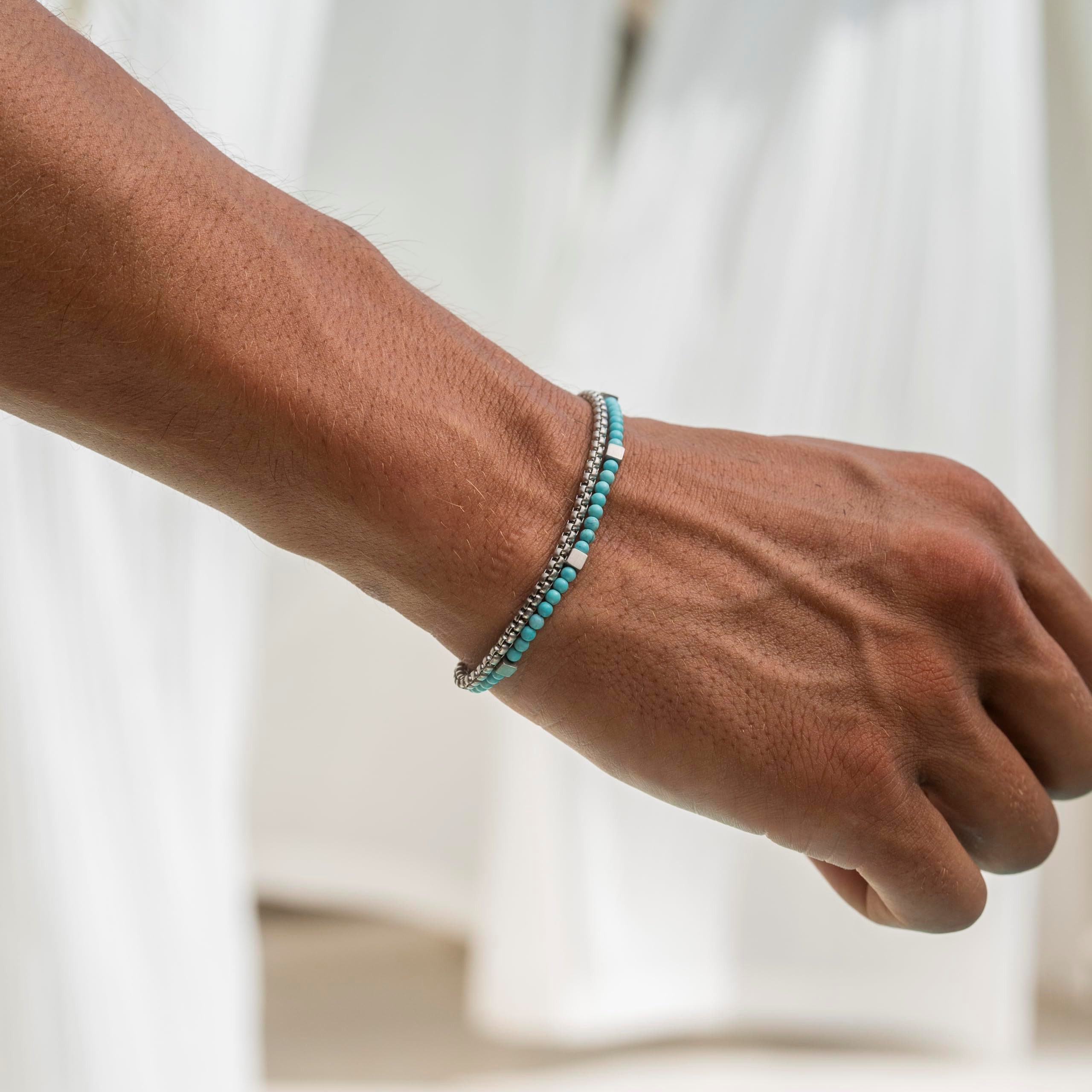 Made by Nami Armband Zweireihig Herren mit Perlen in Silber und Türkis Wasserfester Schmuck, 18 + 4 cm Länge Geschenke für Männer