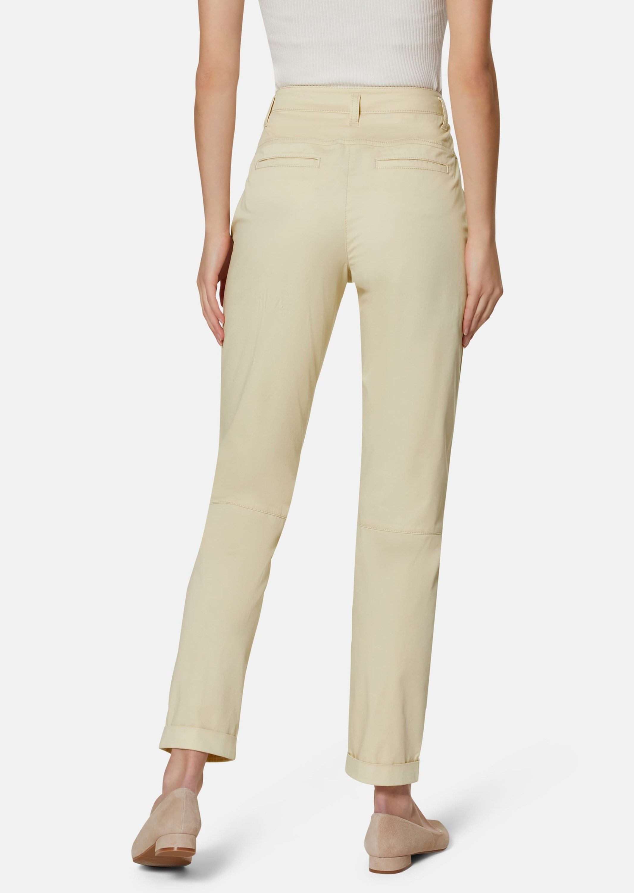 MADELEINE Chinos Modische Chino-Hose mit Bundfalten Uni-Design, Verschluss mit Logo-Knopf, ohne Kragen