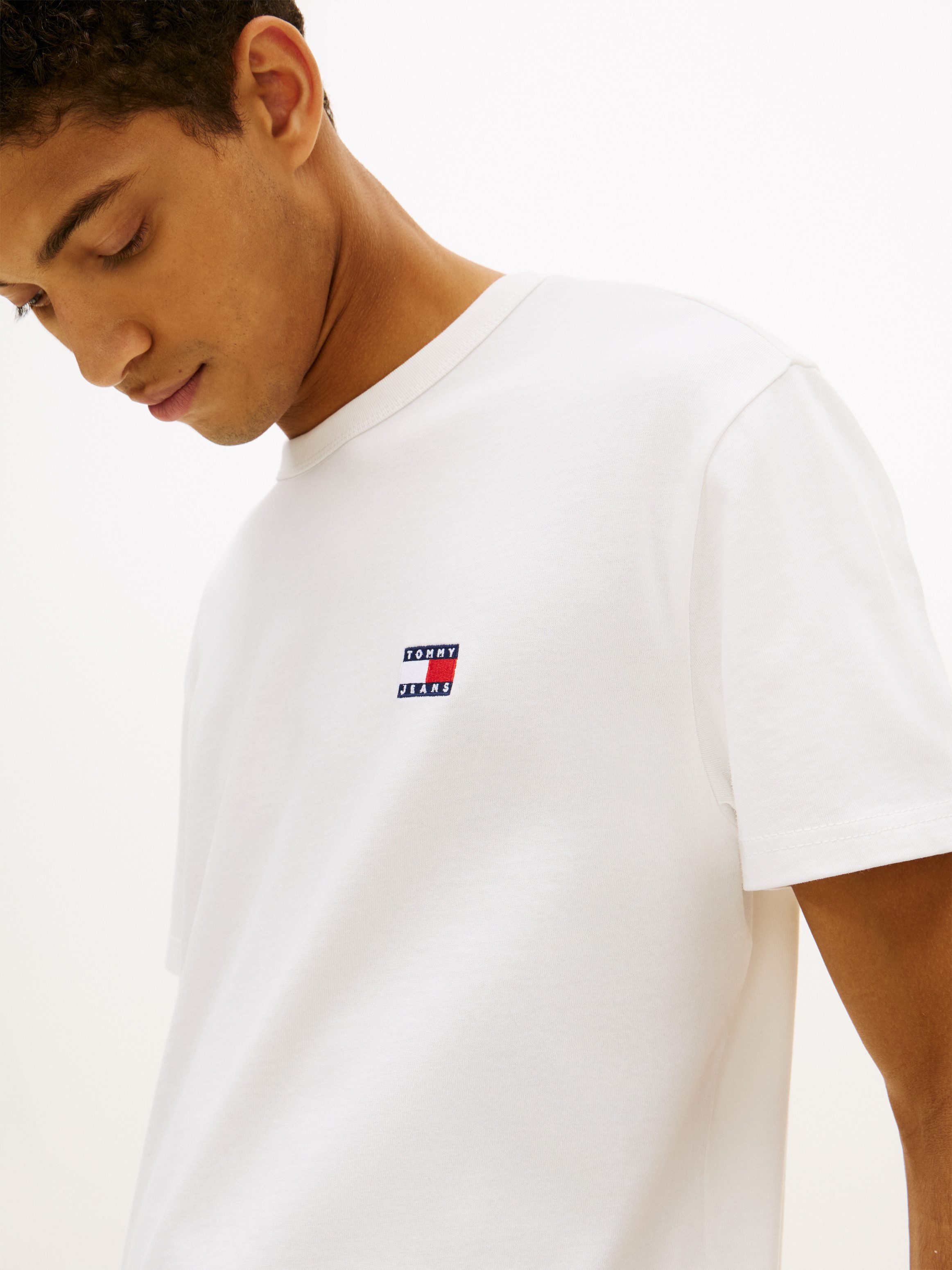 Tommy Jeans T-Shirt TJM REG BADGE TEE EXT mit Logostickerei