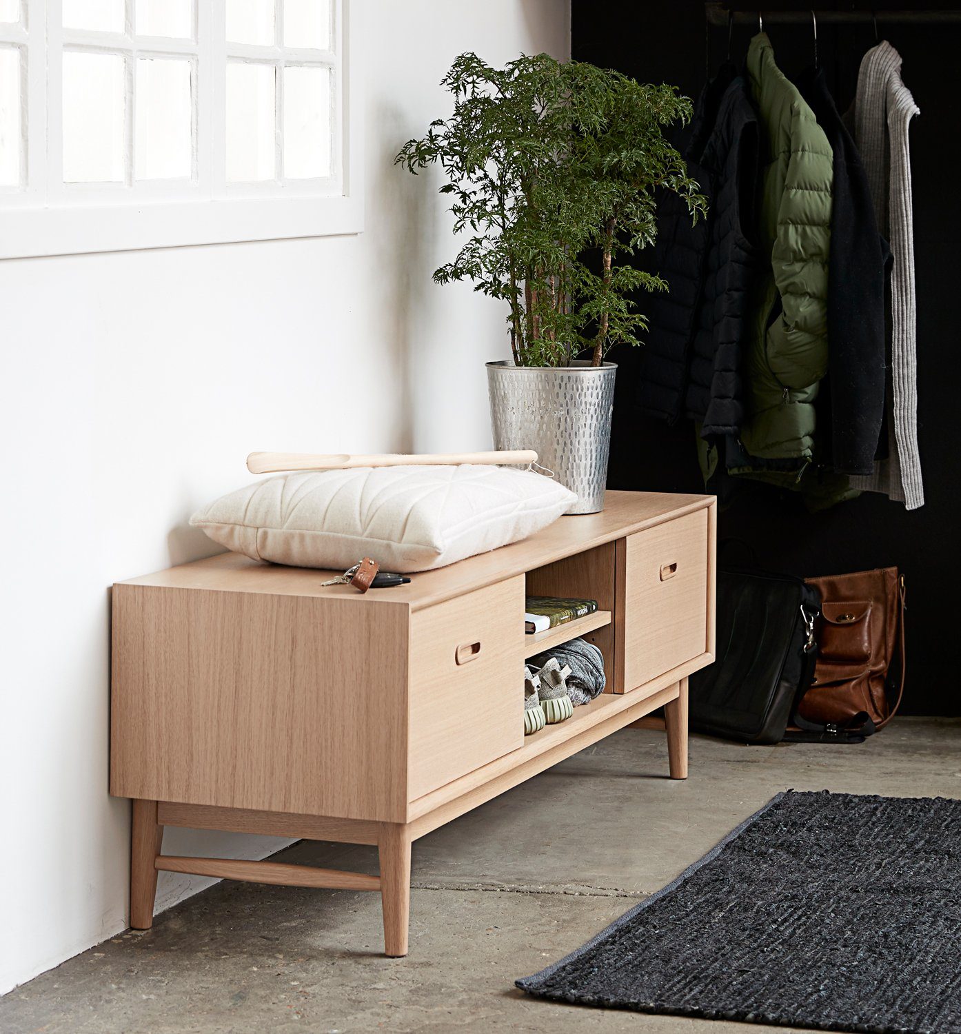 ebuy24 TV-Bank Rosie TV Tisch mit 2 Türen in massiver,furnierter (1 St)