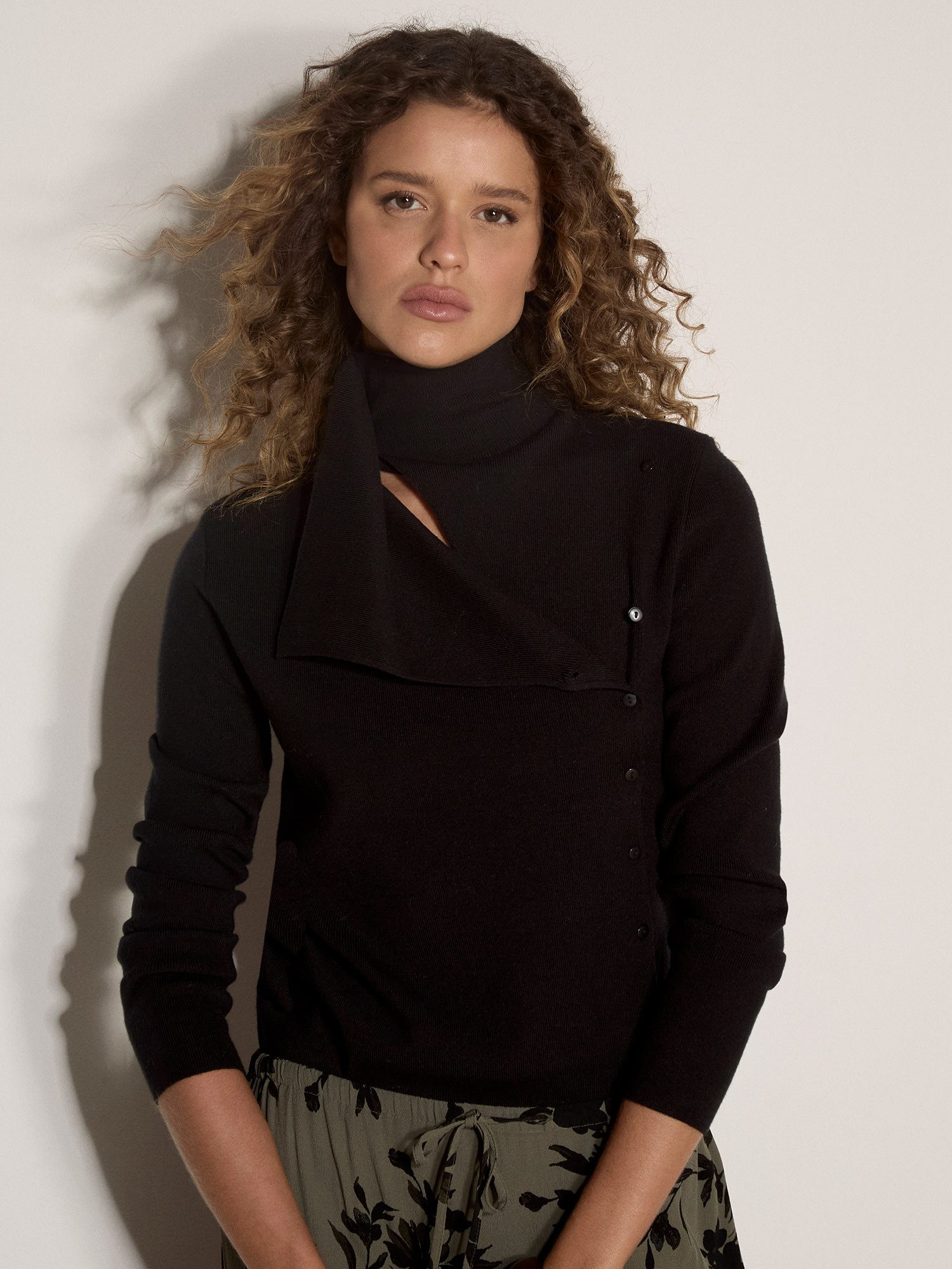 Apricot Rollkragenpullover Asymmetrischer Cardigan aus geripptem Strick