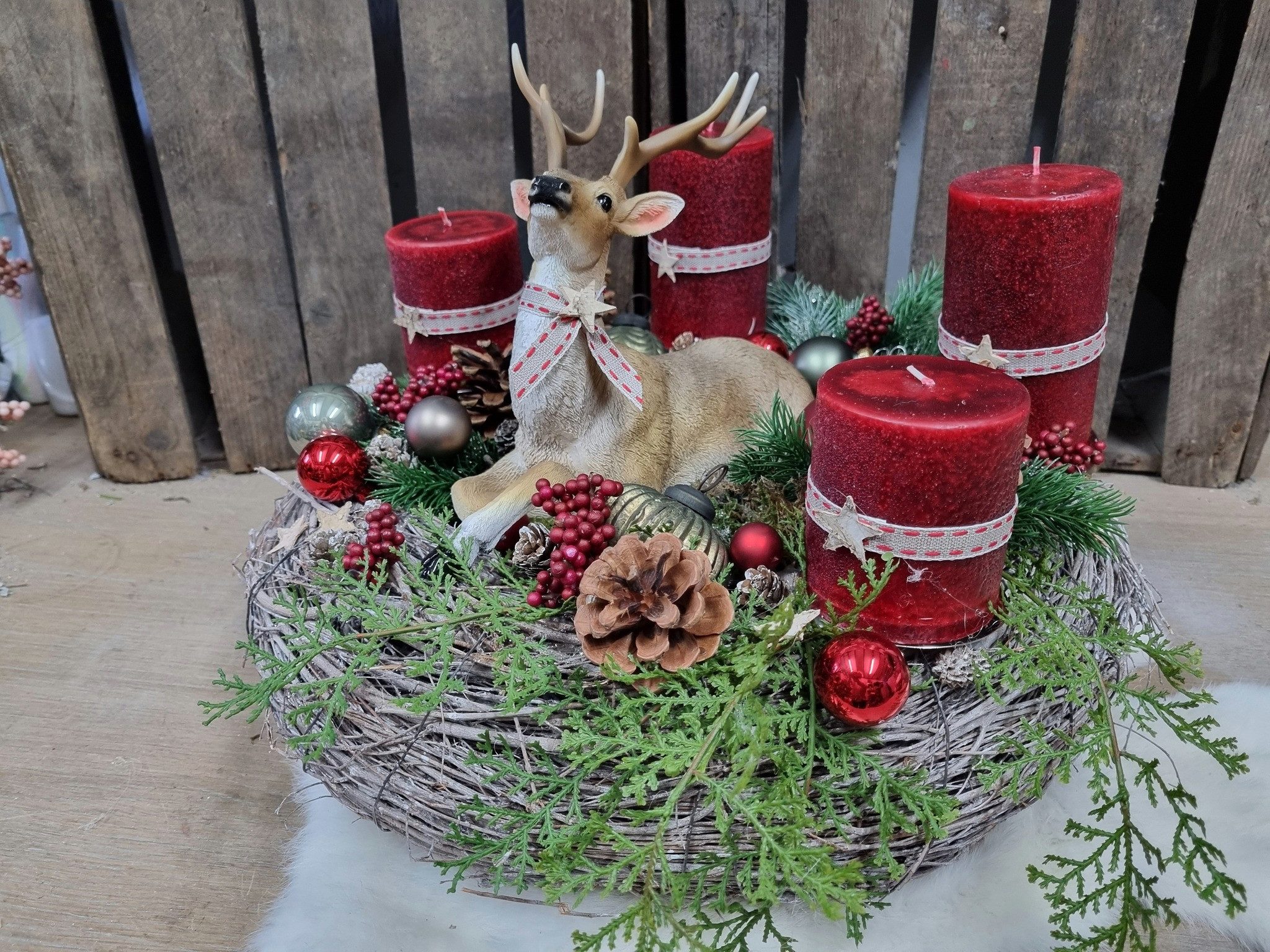 Annimuck Adventskranz Adventskranz D40 cm grosser Hirsch rot grün haltbar handmade