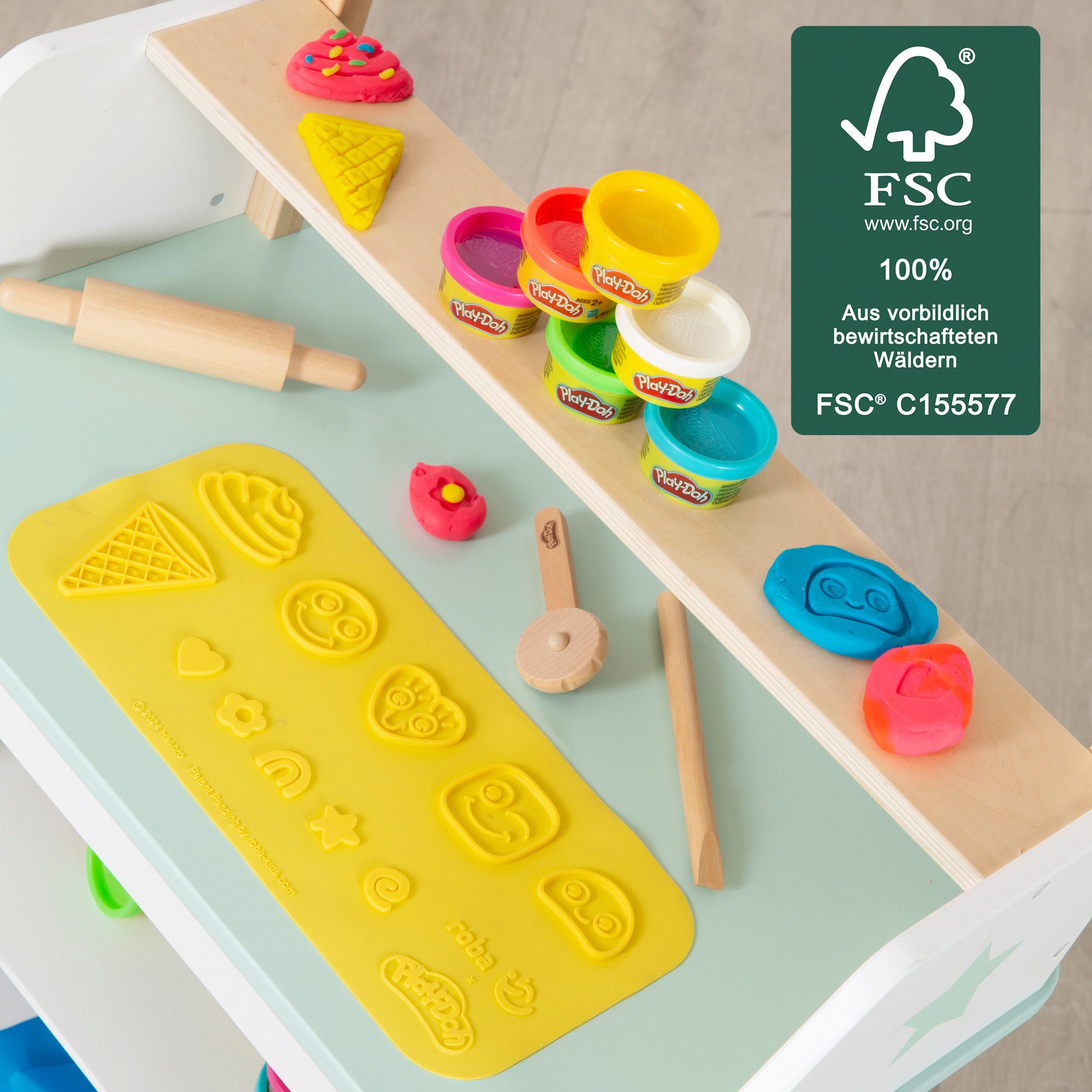 roba® Knete roba x Play-Doh nachhaltiges Spielset mit Knete - Starterset (Set klein, 3D-Kreativmatte, FSC-Holzwerkzeuge, 6 Knetdosen), Kreatives & pädagogisch wertvolles Geschenk - Für Kinder ab 3 Jahren