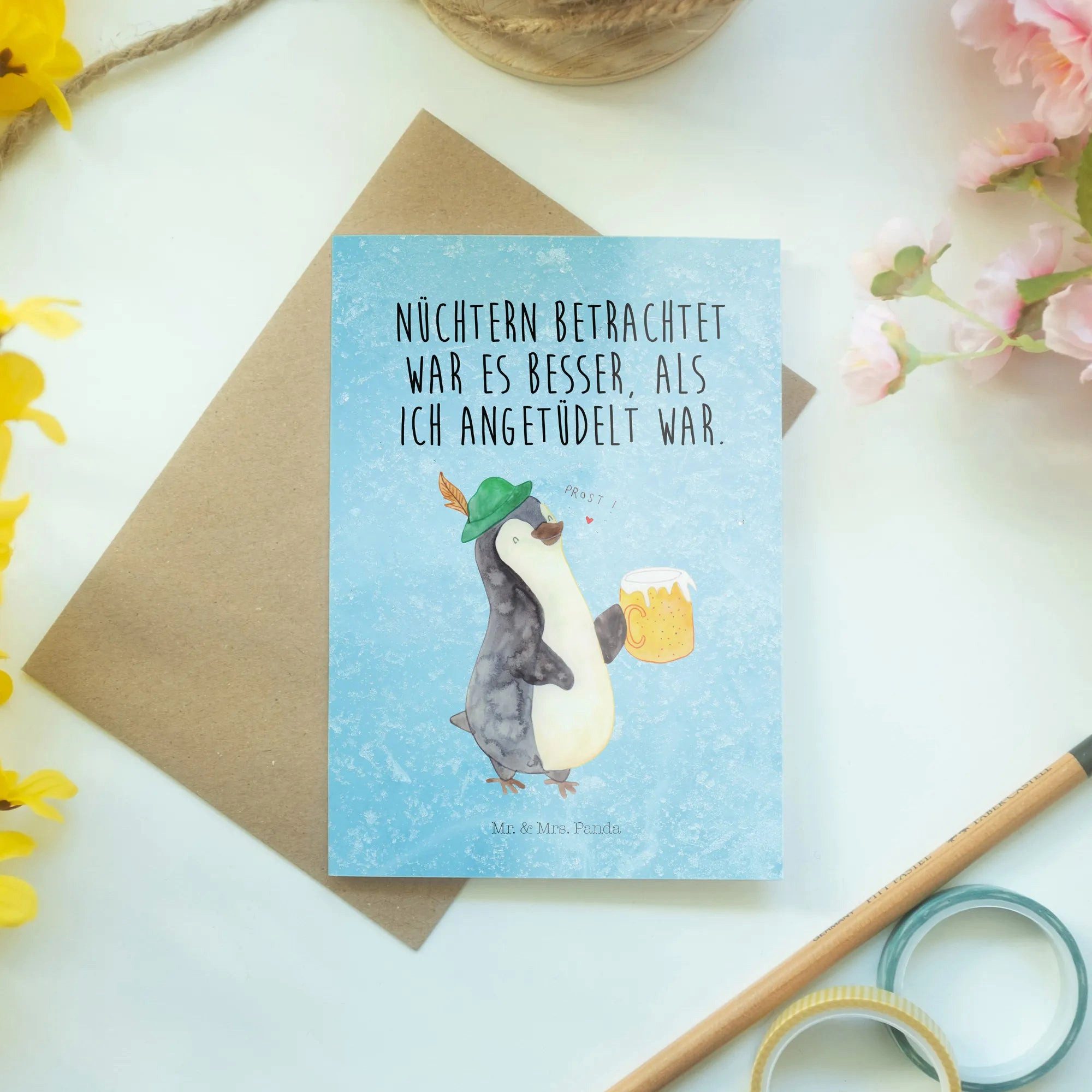 Thumbnail - Mr. & Mrs. Panda Grußkarte Pinguin Bier - Eisblau - Geschenk, Grußkarte, Bierchen, Hochzeitskart, Handgefertigt