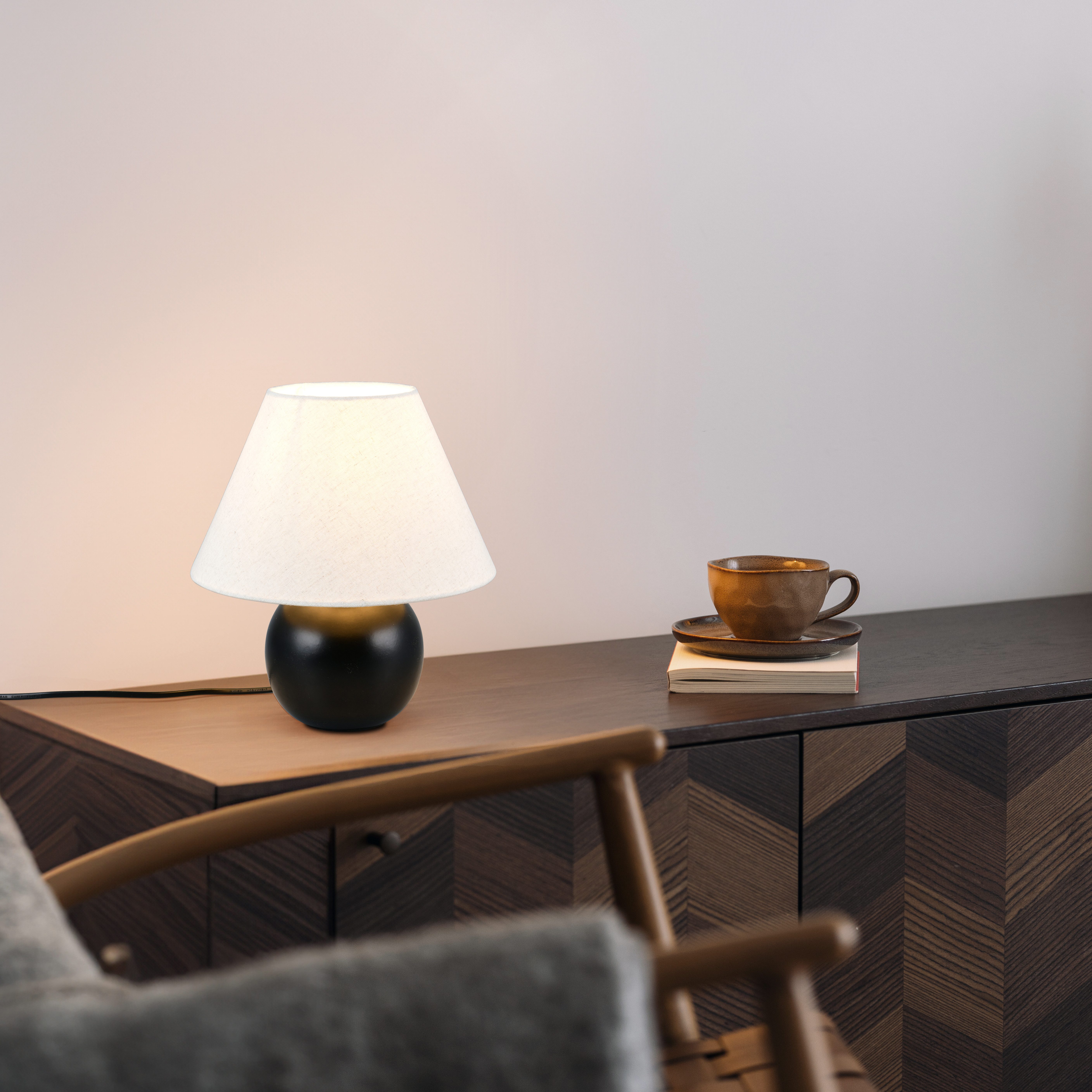 LeGer Home by Lena Gercke Schreibtischlampe Amara, Tischlampe mit Schnurschalter exkl 1x E27 max 40W, Stoffschirm, Ein-/Ausschalter, Leuchtmittel wechselbar, warmweiß - kaltweiß, Keramik Fuß, Schirm beige Kegelform, Höhe 29cm Ø 25cm Nachttischlampe