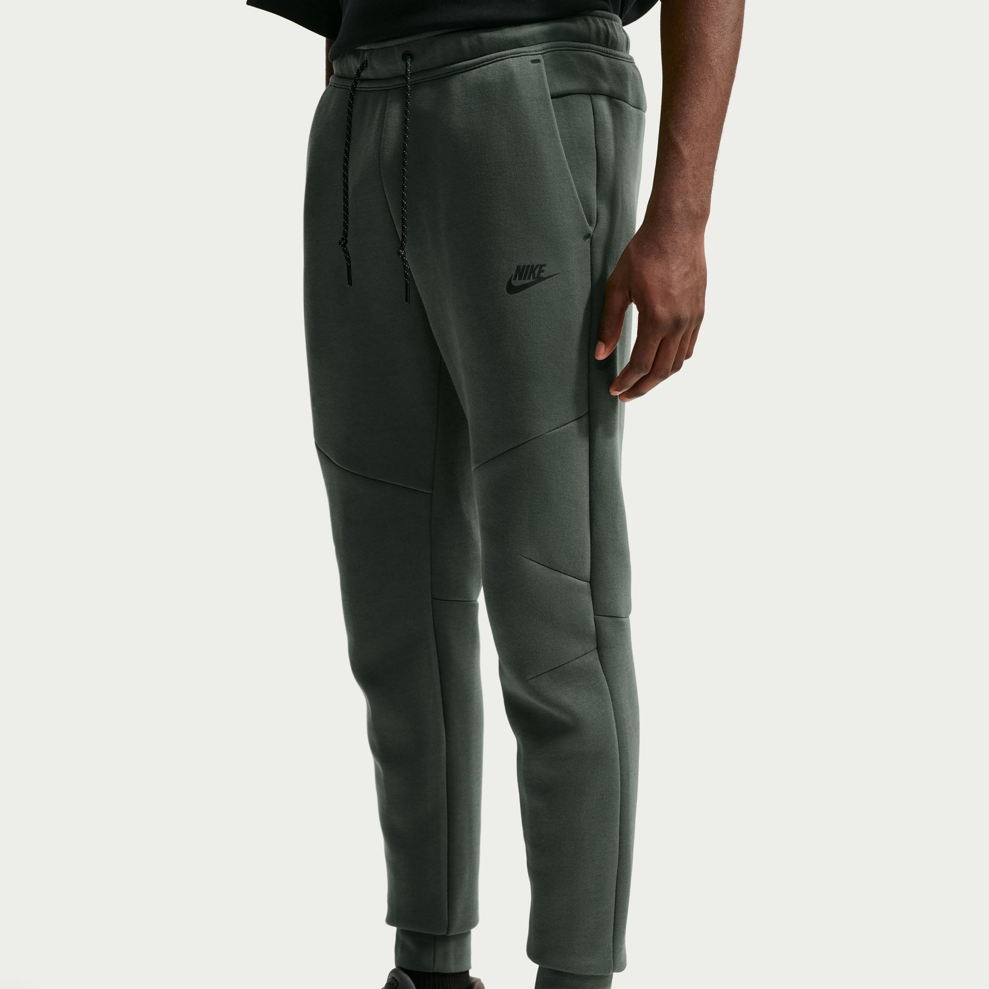 Nike Sportswear Sporthose M NK TCH FLC JGGR mit schmalem Schnitt, aus Baumwollmischung
